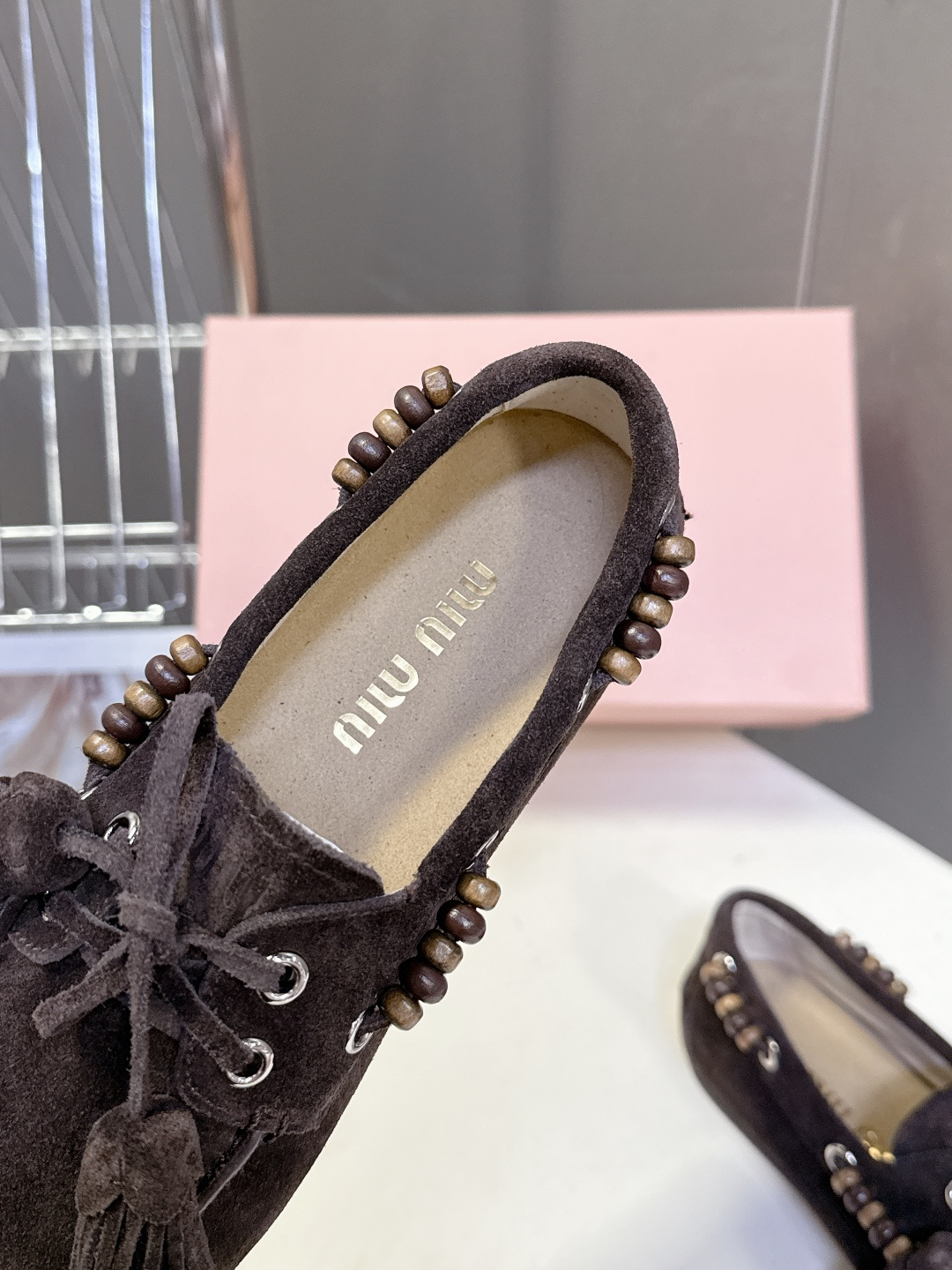 Miu Miu 缪缪米兰走秀款春夏半拖豆豆鞋“邋遢”来自Miu Miu系列的细节特写 以双色鞋带样式呈现