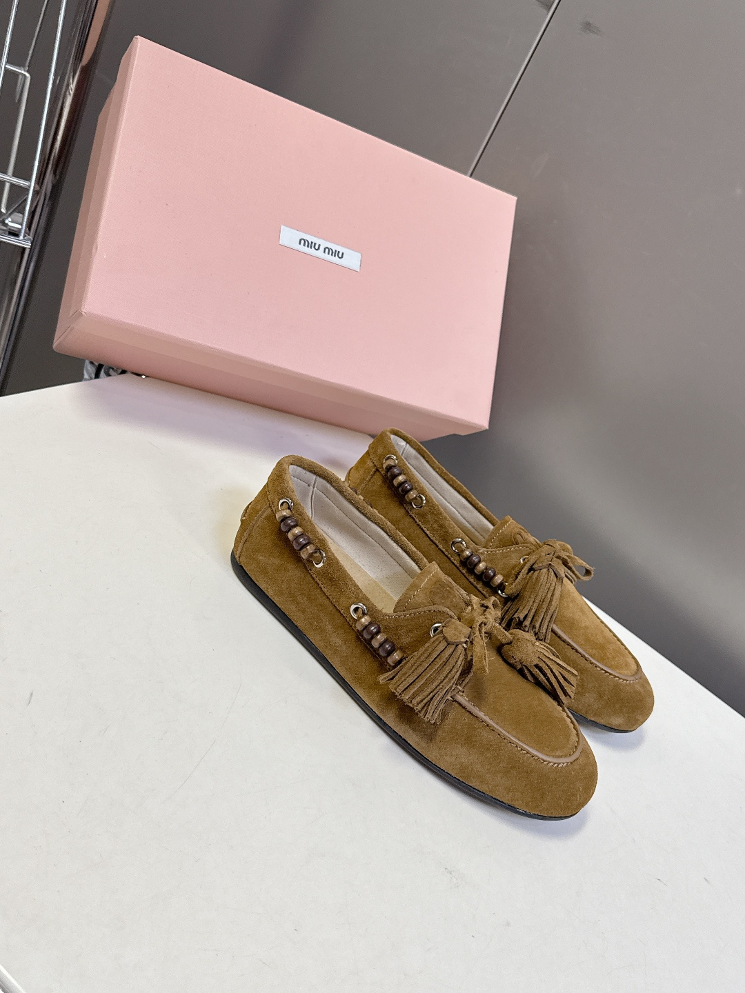 Miu Miu 缪缪米兰走秀款春夏半拖豆豆鞋“邋遢”来自Miu Miu系列的细节特写 以双色鞋带样式呈现