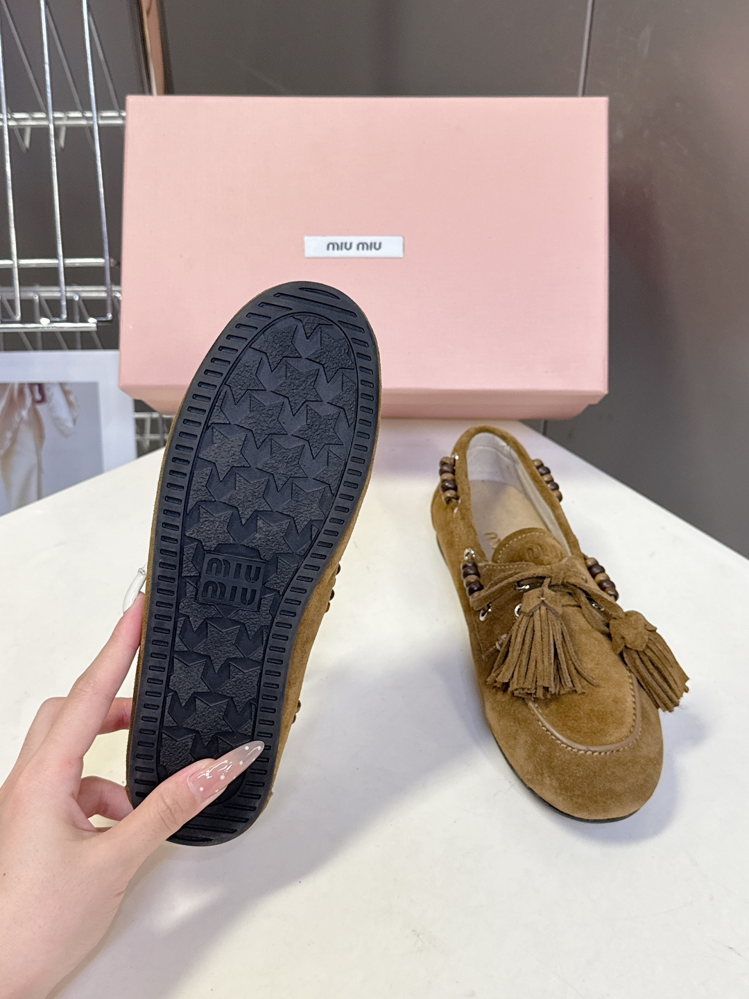 Miu Miu 缪缪米兰走秀款春夏半拖豆豆鞋“邋遢”来自Miu Miu系列的细节特写 以双色鞋带样式呈现