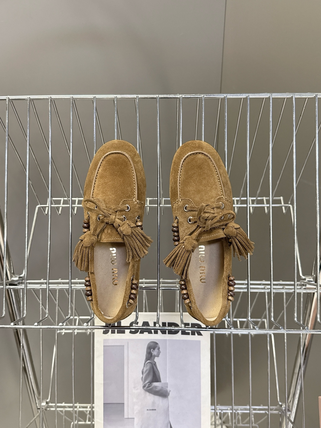 Miu Miu 缪缪米兰走秀款春夏半拖豆豆鞋“邋遢”来自Miu Miu系列的细节特写 以双色鞋带样式呈现