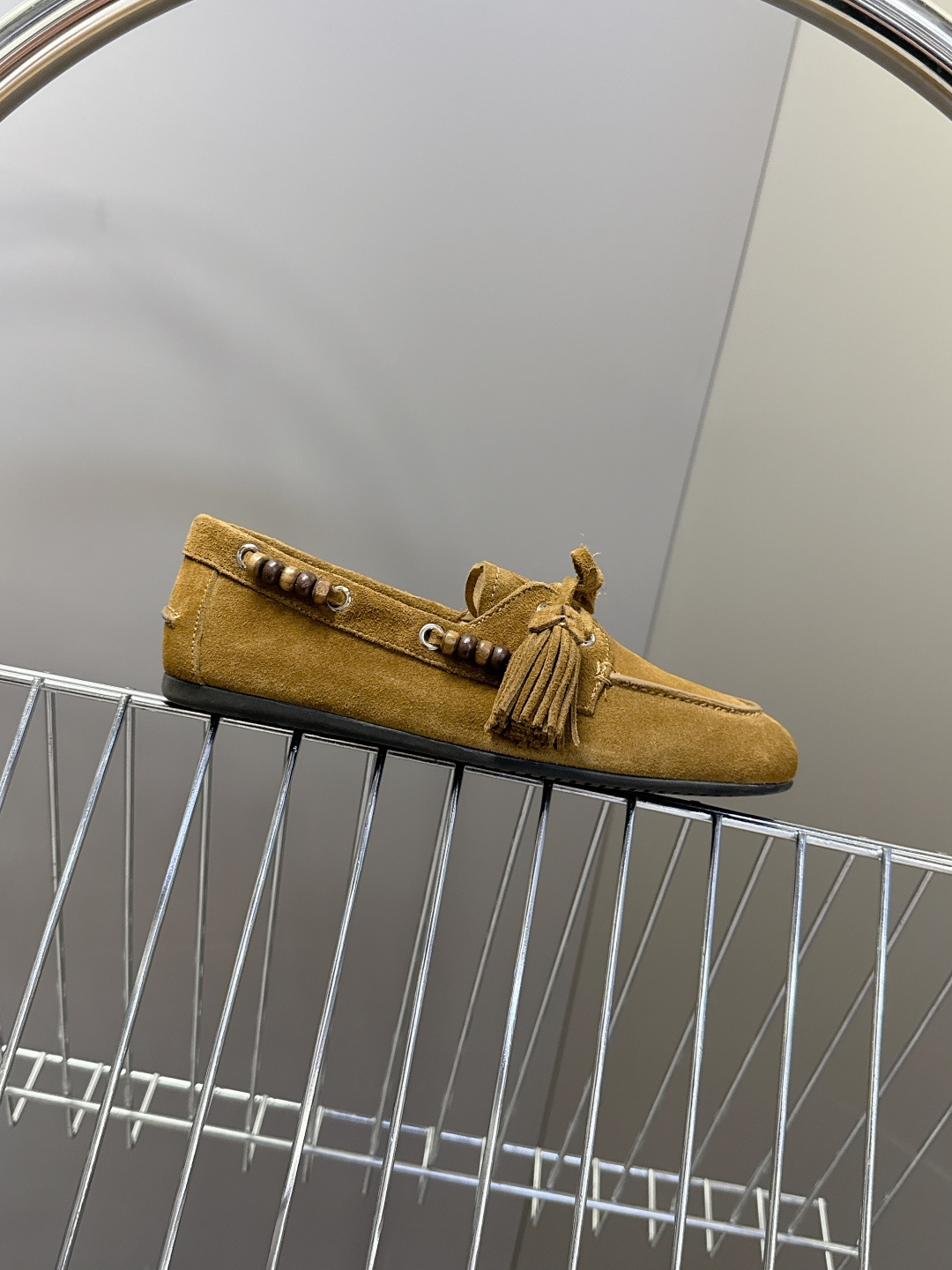 Miu Miu 缪缪米兰走秀款春夏半拖豆豆鞋“邋遢”来自Miu Miu系列的细节特写 以双色鞋带样式呈现