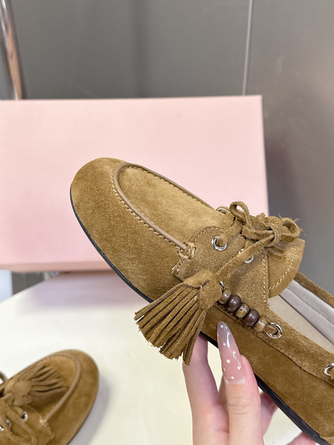 Miu Miu 缪缪米兰走秀款春夏半拖豆豆鞋“邋遢”来自Miu Miu系列的细节特写 以双色鞋带样式呈现