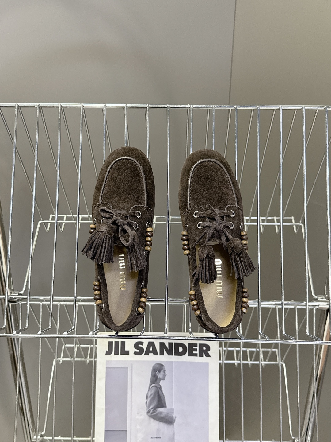 Miu Miu 缪缪米兰走秀款春夏半拖豆豆鞋“邋遢”来自Miu Miu系列的细节特写 以双色鞋带样式呈现