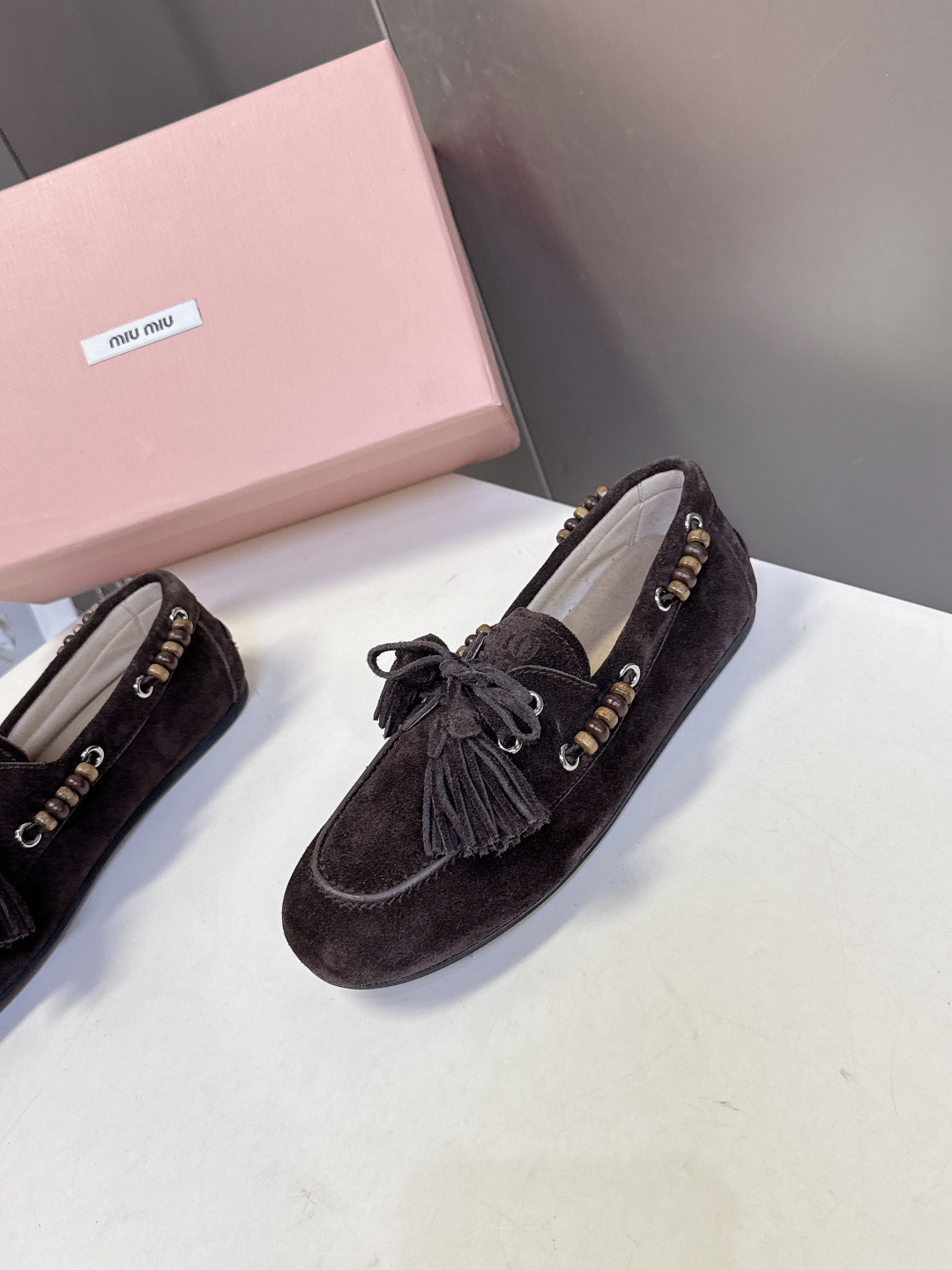 Miu Miu 缪缪米兰走秀款春夏半拖豆豆鞋“邋遢”来自Miu Miu系列的细节特写 以双色鞋带样式呈现