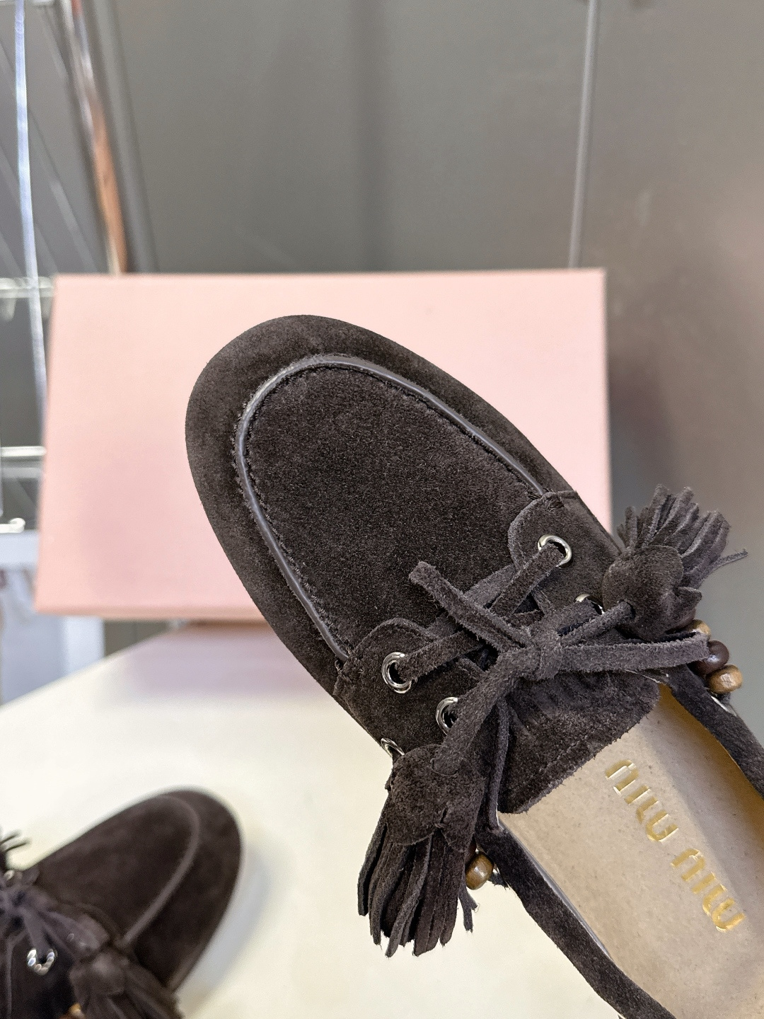 Miu Miu 缪缪米兰走秀款春夏半拖豆豆鞋“邋遢”来自Miu Miu系列的细节特写 以双色鞋带样式呈现