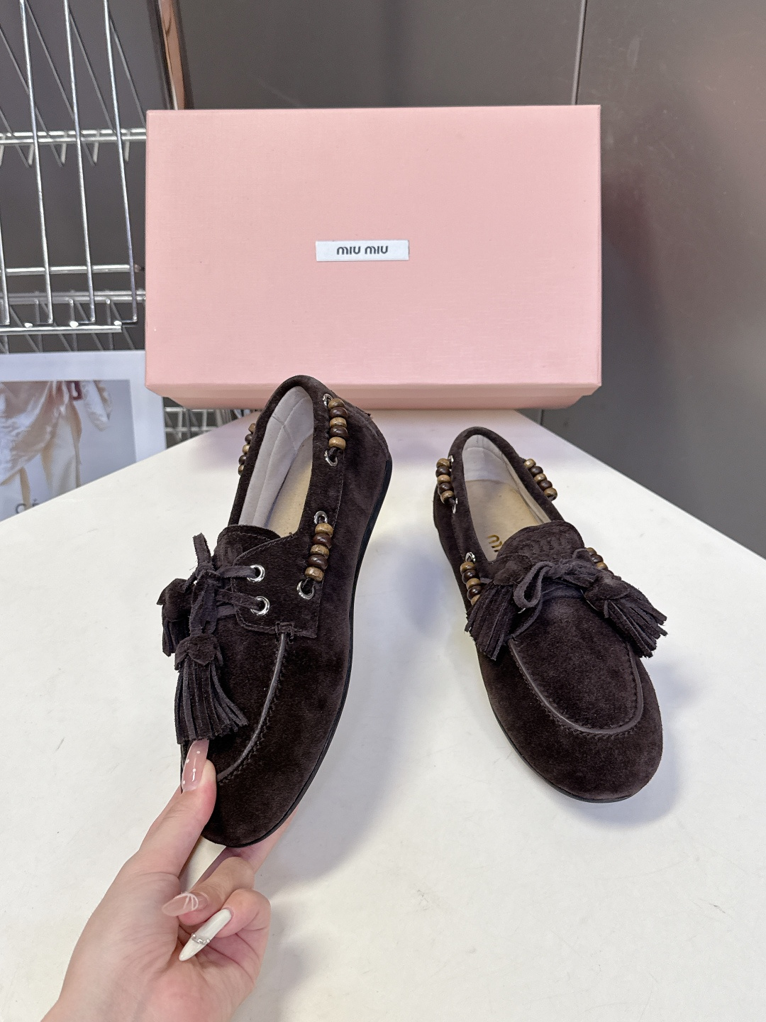 Miu Miu 缪缪米兰走秀款春夏半拖豆豆鞋“邋遢”来自Miu Miu系列的细节特写 以双色鞋带样式呈现