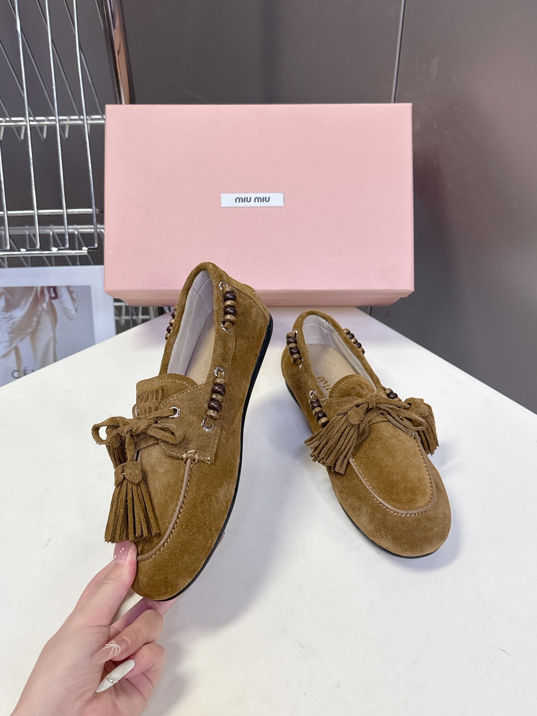 Miu Miu 缪缪米兰走秀款春夏半拖豆豆鞋“邋遢”来自Miu Miu系列的细节特写 以双色鞋带样式呈现