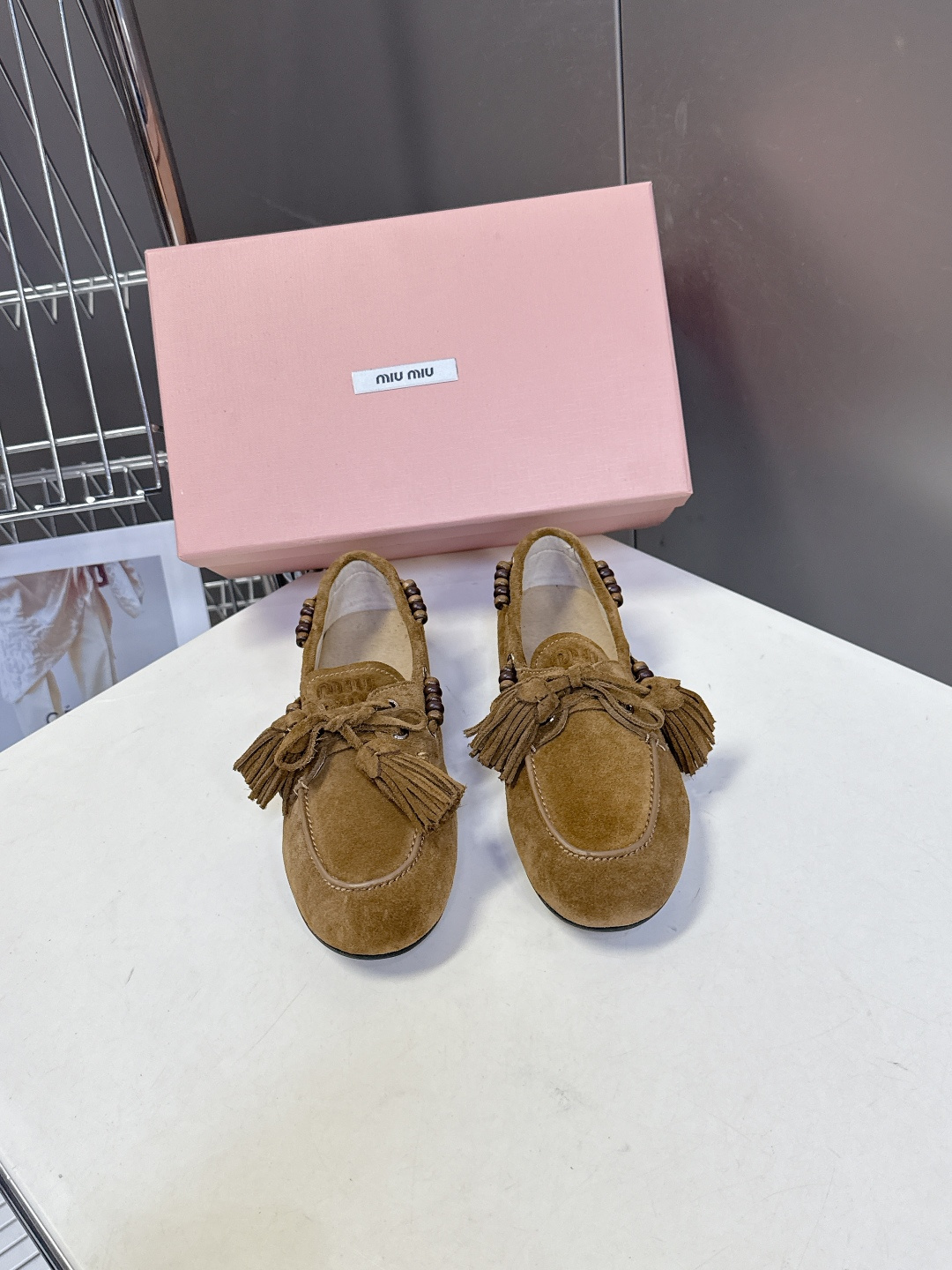 Miu Miu 缪缪米兰走秀款春夏半拖豆豆鞋“邋遢”来自Miu Miu系列的细节特写 以双色鞋带样式呈现