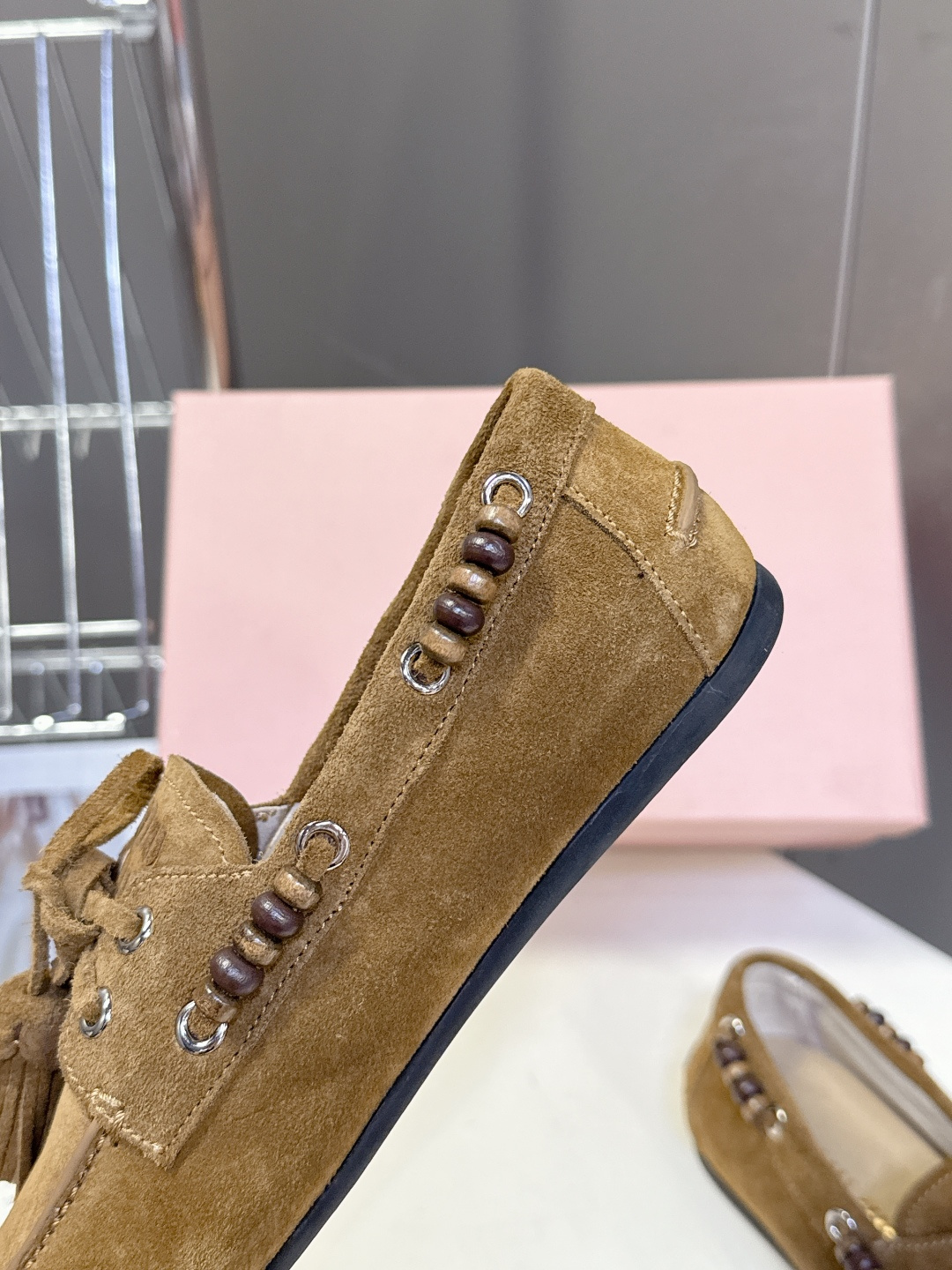 Miu Miu 缪缪米兰走秀款春夏半拖豆豆鞋“邋遢”来自Miu Miu系列的细节特写 以双色鞋带样式呈现