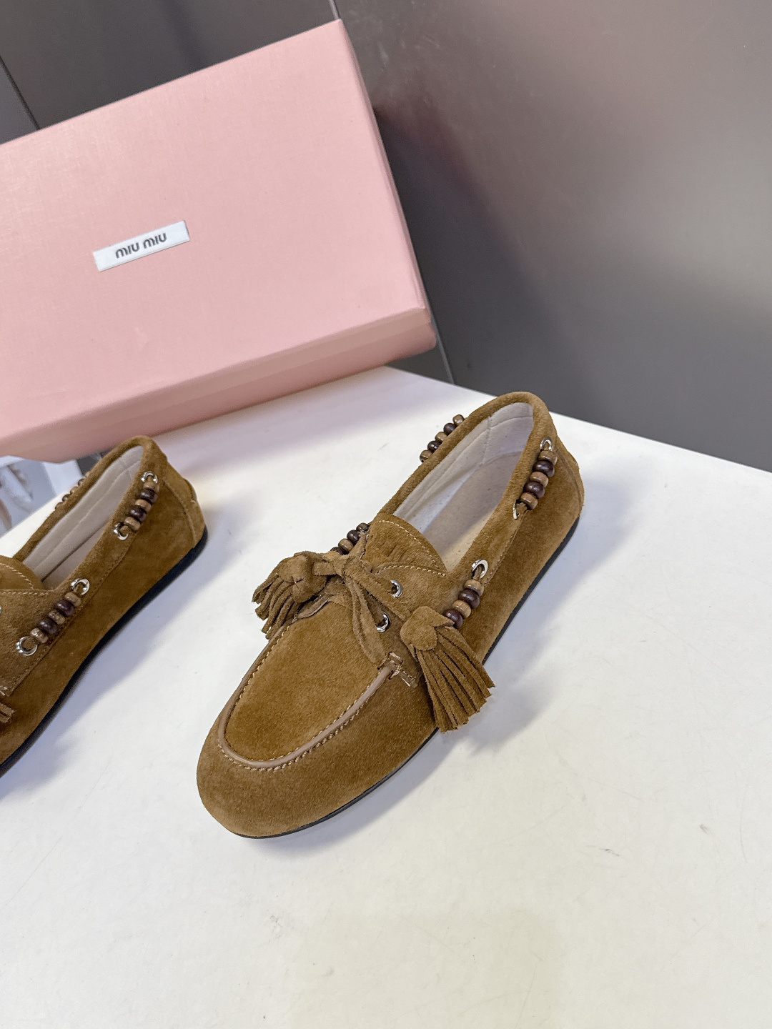 Miu Miu 缪缪米兰走秀款春夏半拖豆豆鞋“邋遢”来自Miu Miu系列的细节特写 以双色鞋带样式呈现