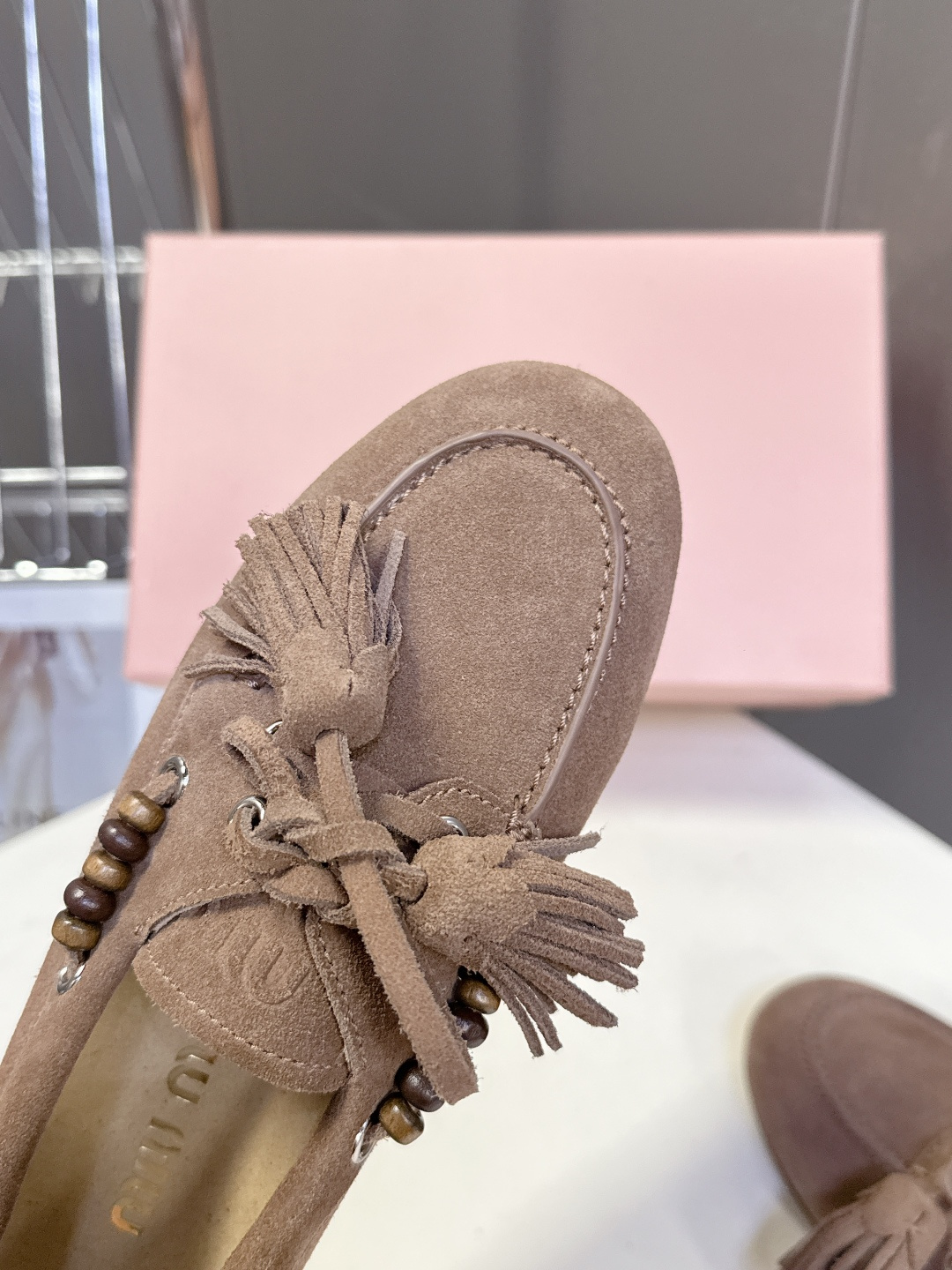 Miu Miu 缪缪米兰走秀款春夏半拖豆豆鞋“邋遢”来自Miu Miu系列的细节特写 以双色鞋带样式呈现