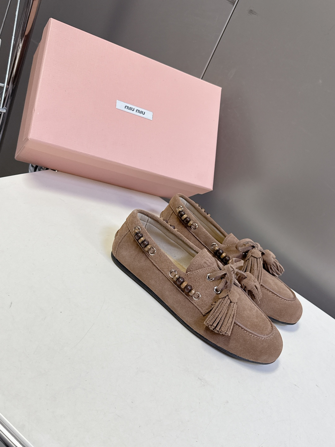 Miu Miu 缪缪米兰走秀款春夏半拖豆豆鞋“邋遢”来自Miu Miu系列的细节特写 以双色鞋带样式呈现