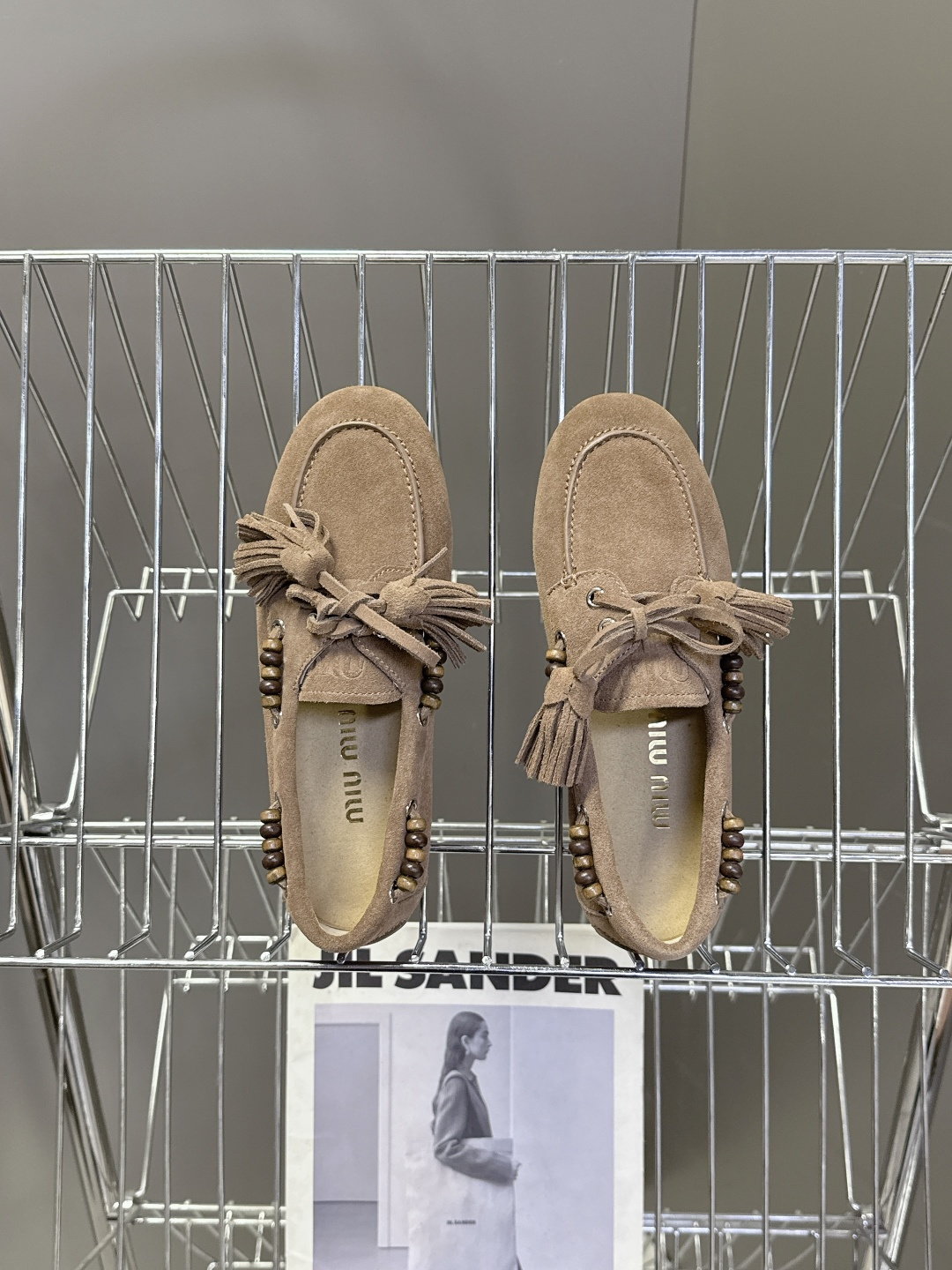 Miu Miu 缪缪米兰走秀款春夏半拖豆豆鞋“邋遢”来自Miu Miu系列的细节特写 以双色鞋带样式呈现