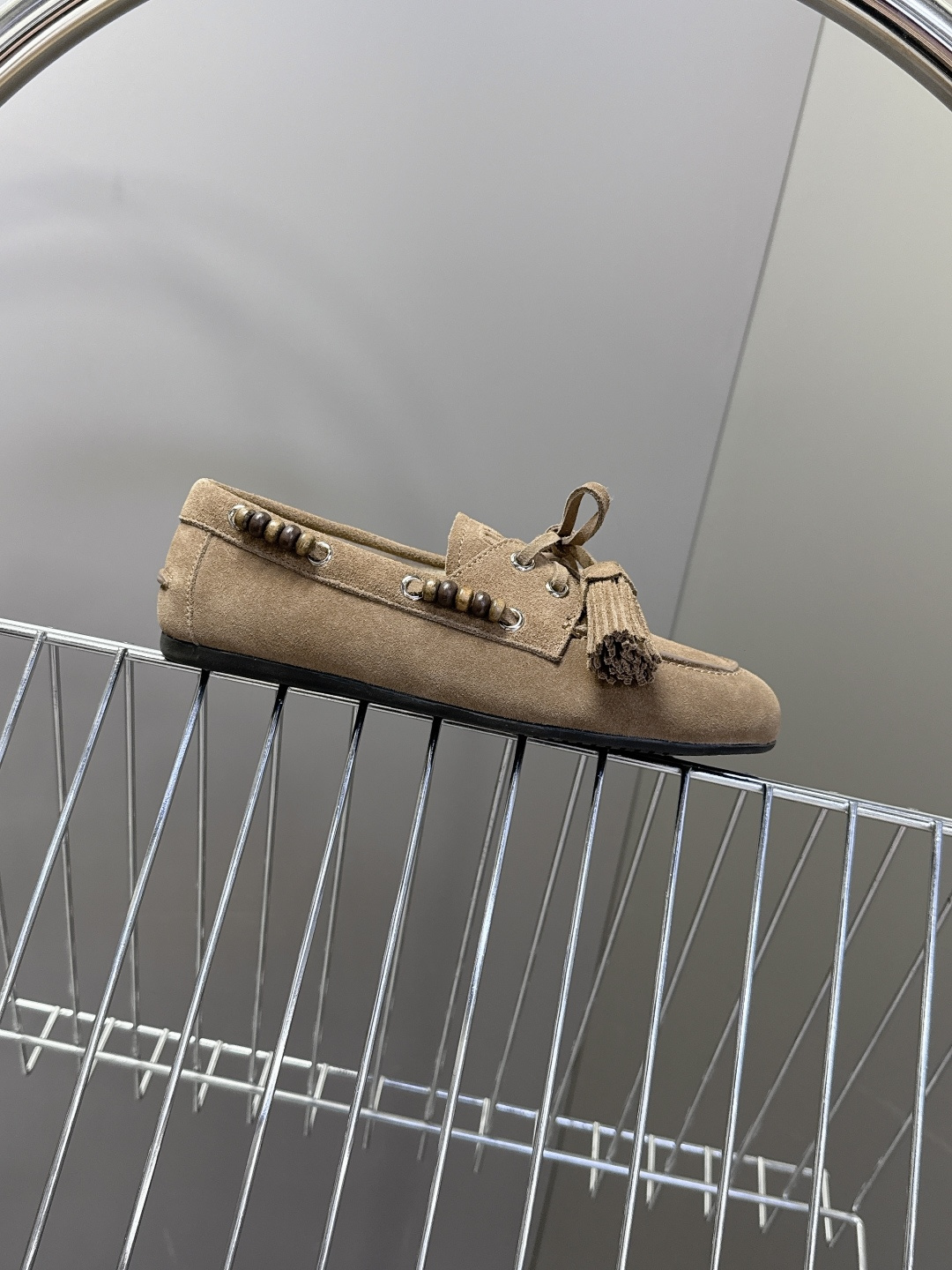 Miu Miu 缪缪米兰走秀款春夏半拖豆豆鞋“邋遢”来自Miu Miu系列的细节特写 以双色鞋带样式呈现