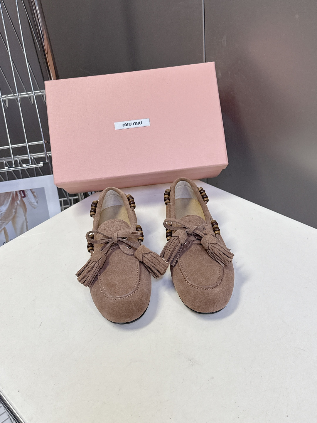 Miu Miu 缪缪米兰走秀款春夏半拖豆豆鞋“邋遢”来自Miu Miu系列的细节特写 以双色鞋带样式呈现