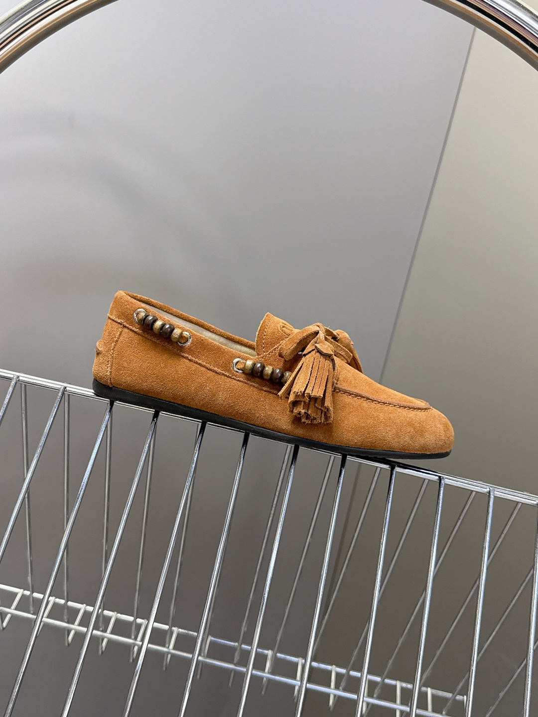 Miu Miu 缪缪米兰走秀款春夏半拖豆豆鞋“邋遢”来自Miu Miu系列的细节特写 以双色鞋带样式呈现