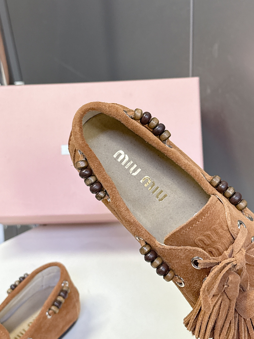 Miu Miu 缪缪米兰走秀款春夏半拖豆豆鞋“邋遢”来自Miu Miu系列的细节特写 以双色鞋带样式呈现