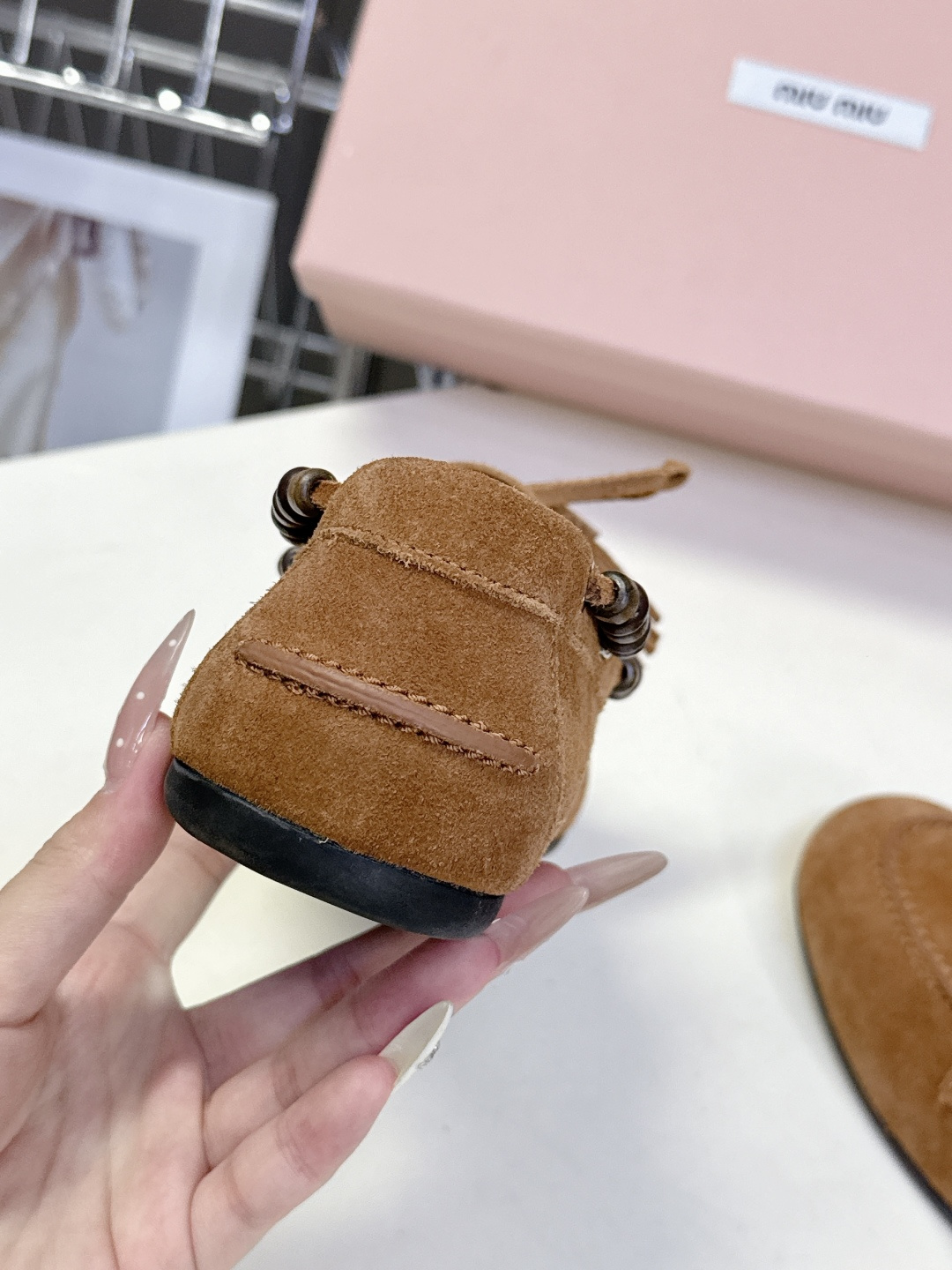 Miu Miu 缪缪米兰走秀款春夏半拖豆豆鞋“邋遢”来自Miu Miu系列的细节特写 以双色鞋带样式呈现