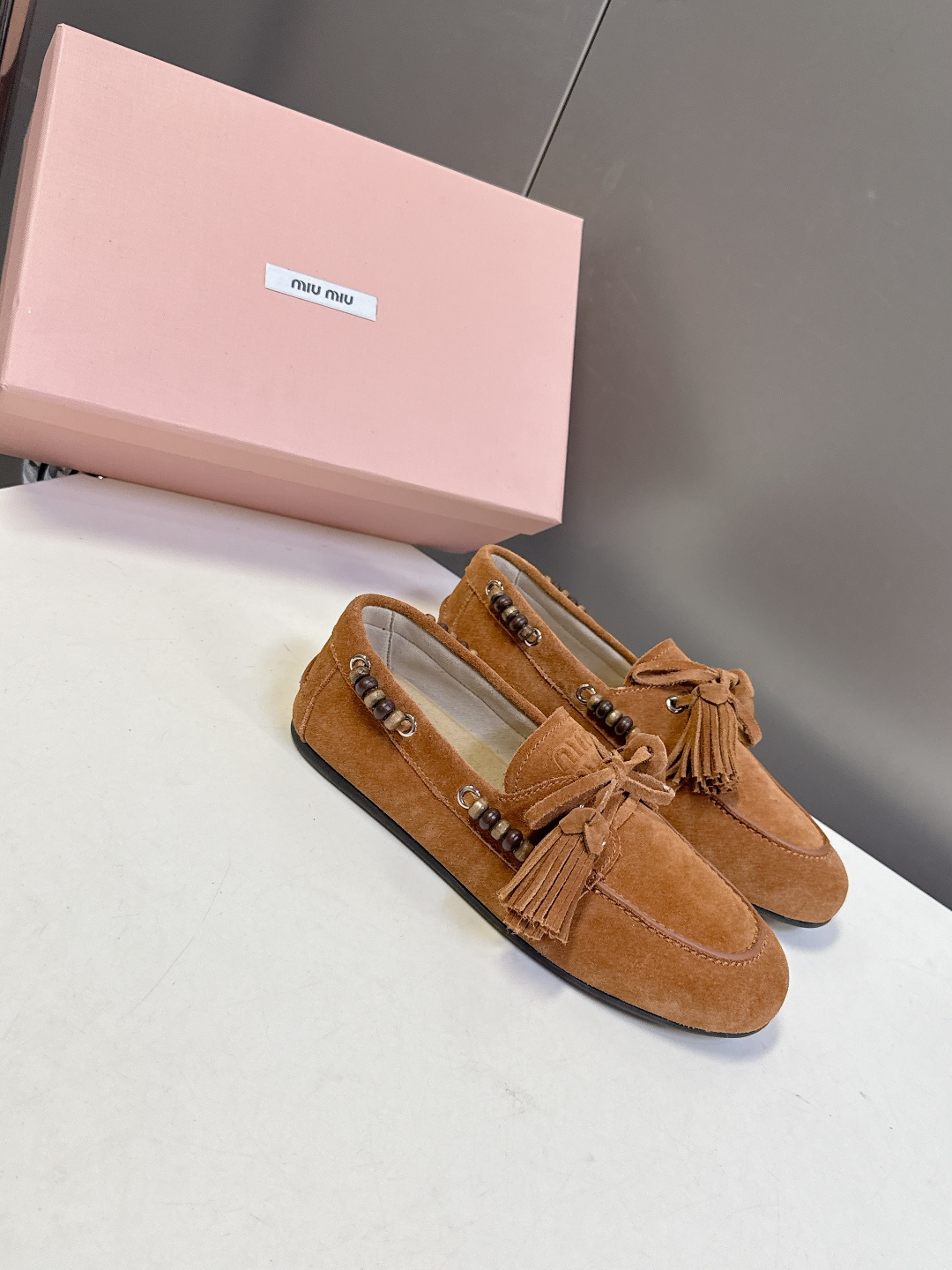 Miu Miu 缪缪米兰走秀款春夏半拖豆豆鞋“邋遢”来自Miu Miu系列的细节特写 以双色鞋带样式呈现