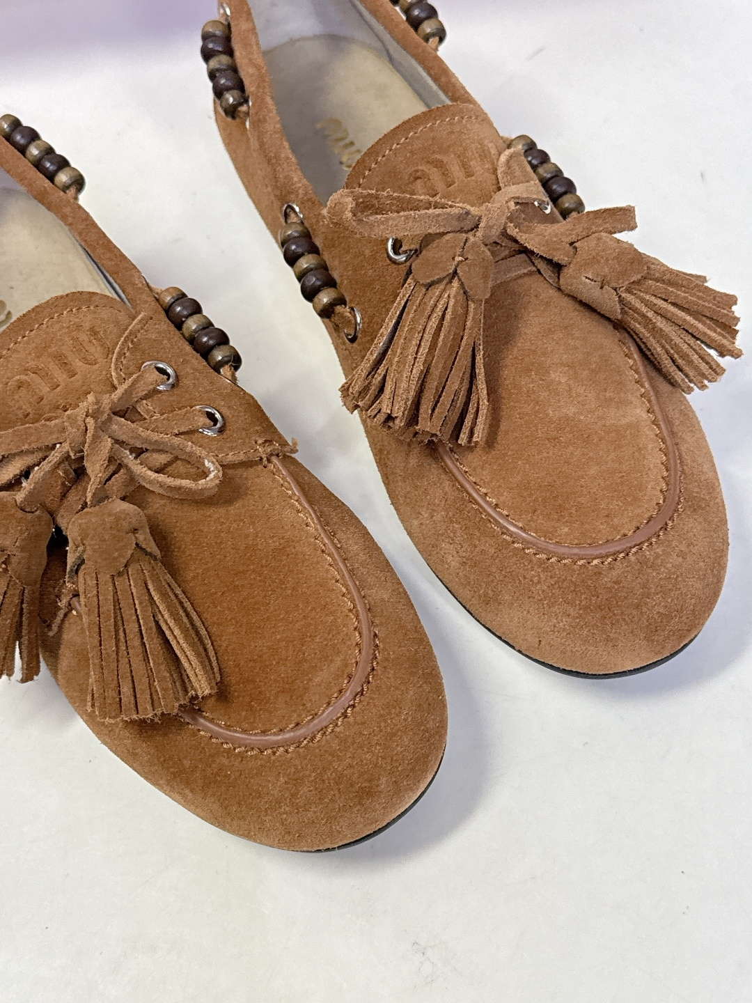 Miu Miu 缪缪米兰走秀款春夏半拖豆豆鞋“邋遢”来自Miu Miu系列的细节特写 以双色鞋带样式呈现