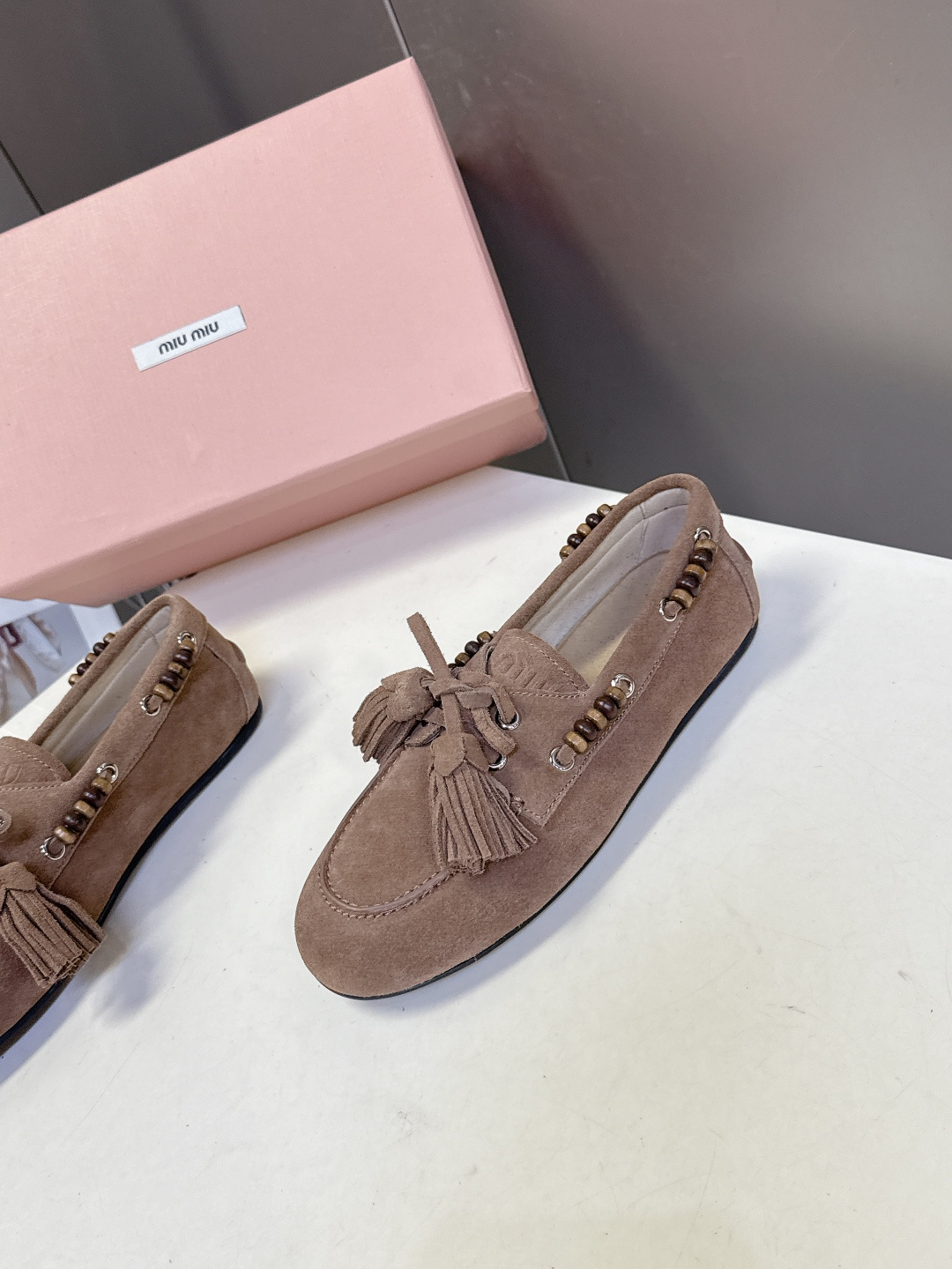 Miu Miu 缪缪米兰走秀款春夏半拖豆豆鞋“邋遢”来自Miu Miu系列的细节特写 以双色鞋带样式呈现