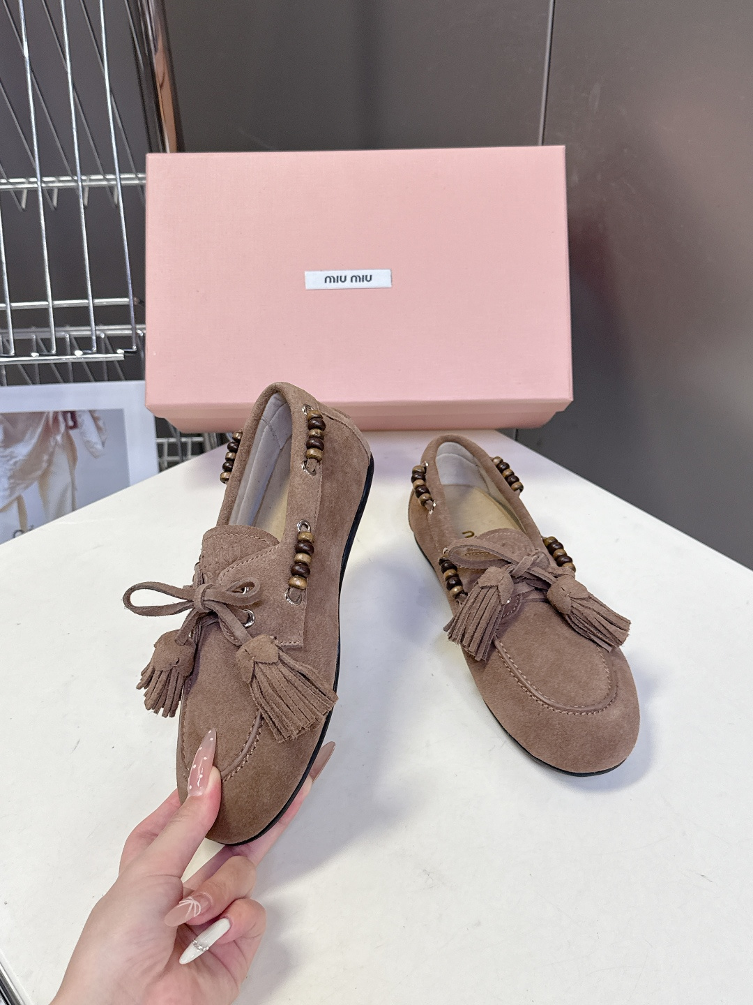 Miu Miu 缪缪米兰走秀款春夏半拖豆豆鞋“邋遢”来自Miu Miu系列的细节特写 以双色鞋带样式呈现