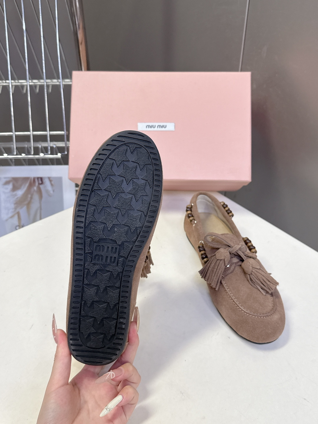 Miu Miu 缪缪米兰走秀款春夏半拖豆豆鞋“邋遢”来自Miu Miu系列的细节特写 以双色鞋带样式呈现