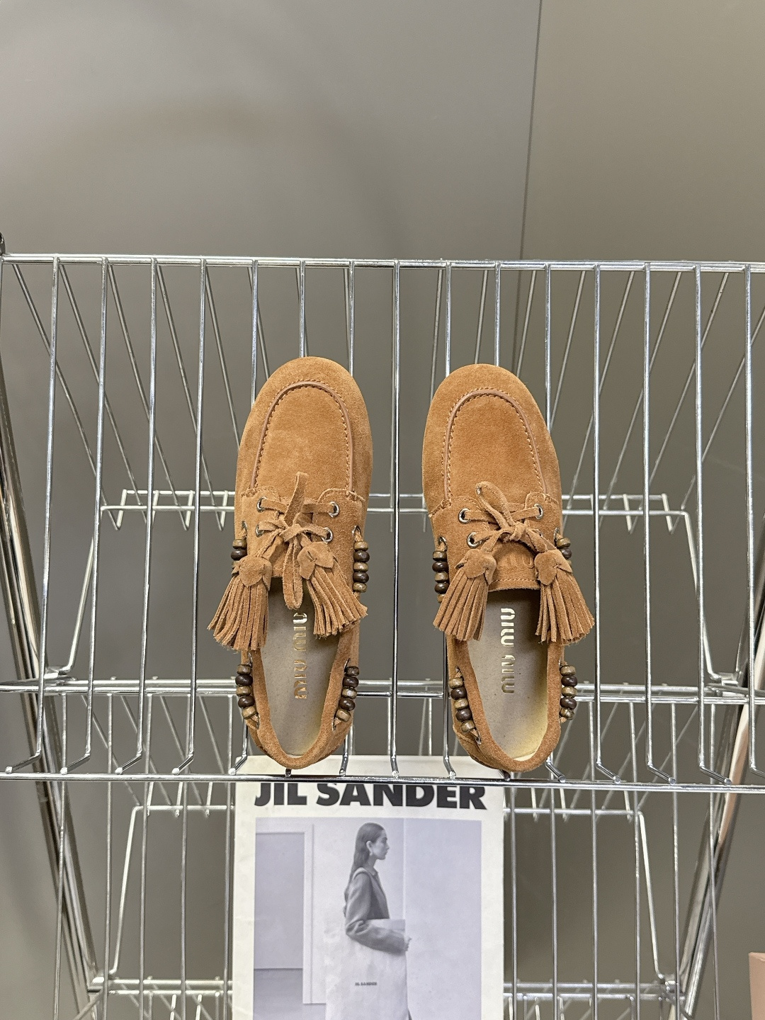 Miu Miu 缪缪米兰走秀款春夏半拖豆豆鞋“邋遢”来自Miu Miu系列的细节特写 以双色鞋带样式呈现