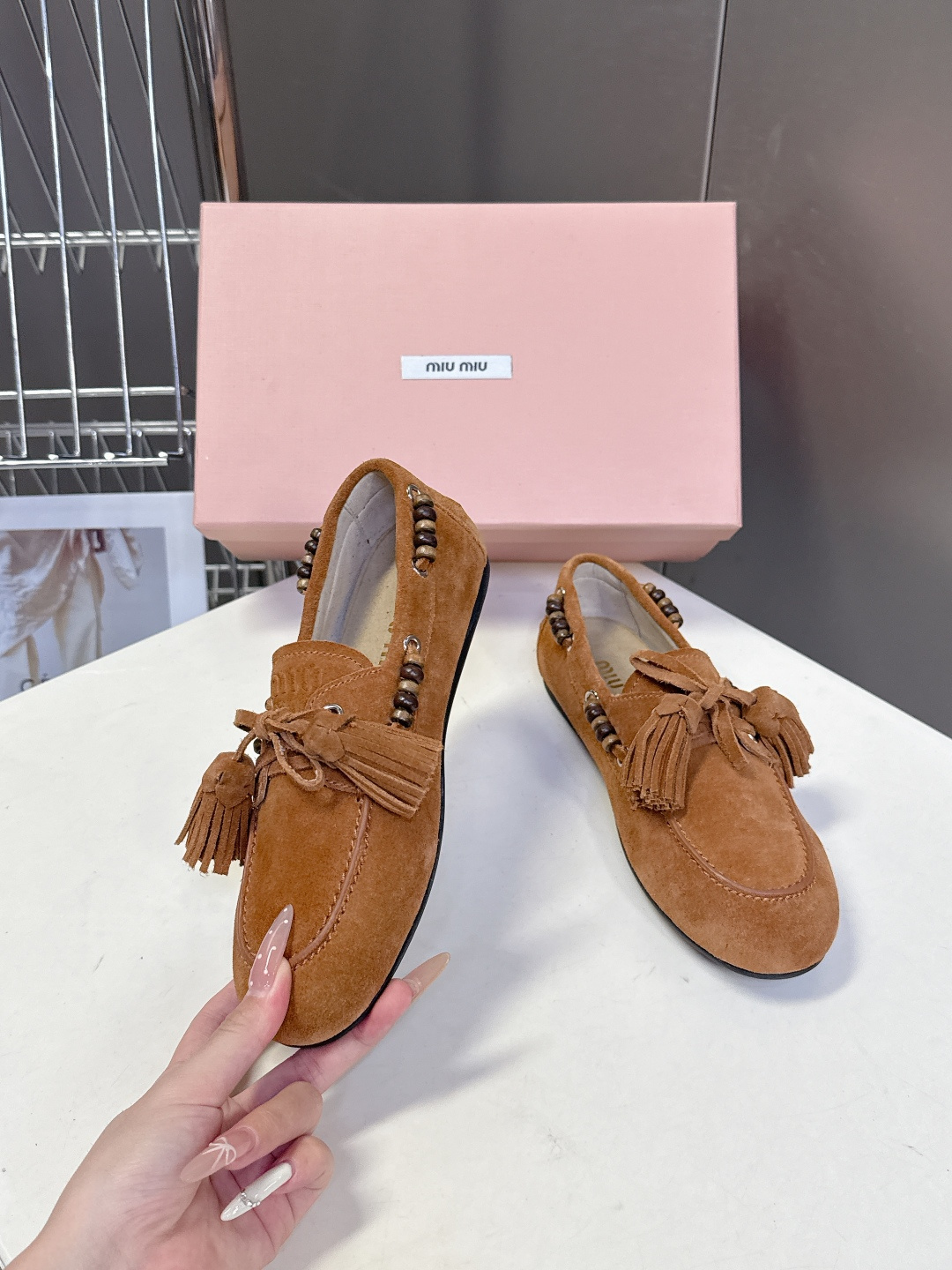 Miu Miu 缪缪米兰走秀款春夏半拖豆豆鞋“邋遢”来自Miu Miu系列的细节特写 以双色鞋带样式呈现