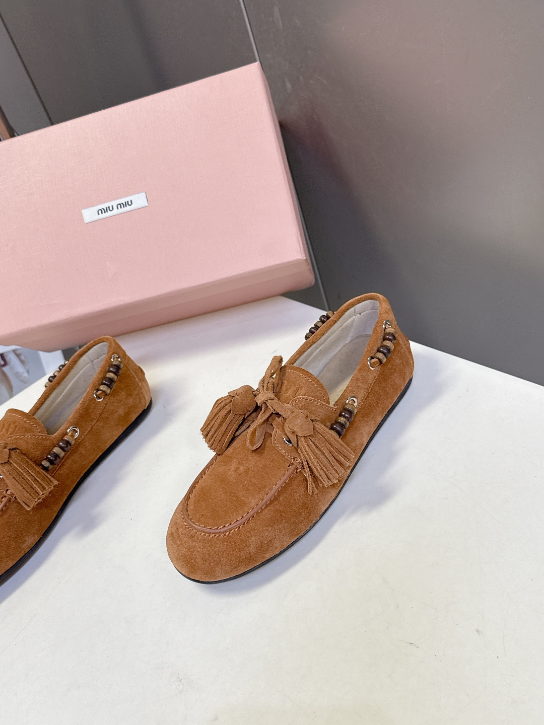 Miu Miu 缪缪米兰走秀款春夏半拖豆豆鞋“邋遢”来自Miu Miu系列的细节特写 以双色鞋带样式呈现