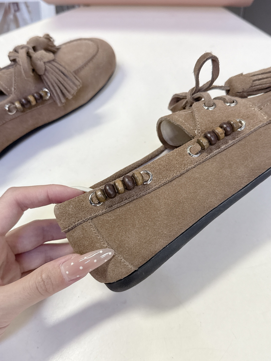 Miu Miu 缪缪米兰走秀款春夏半拖豆豆鞋“邋遢”来自Miu Miu系列的细节特写 以双色鞋带样式呈现