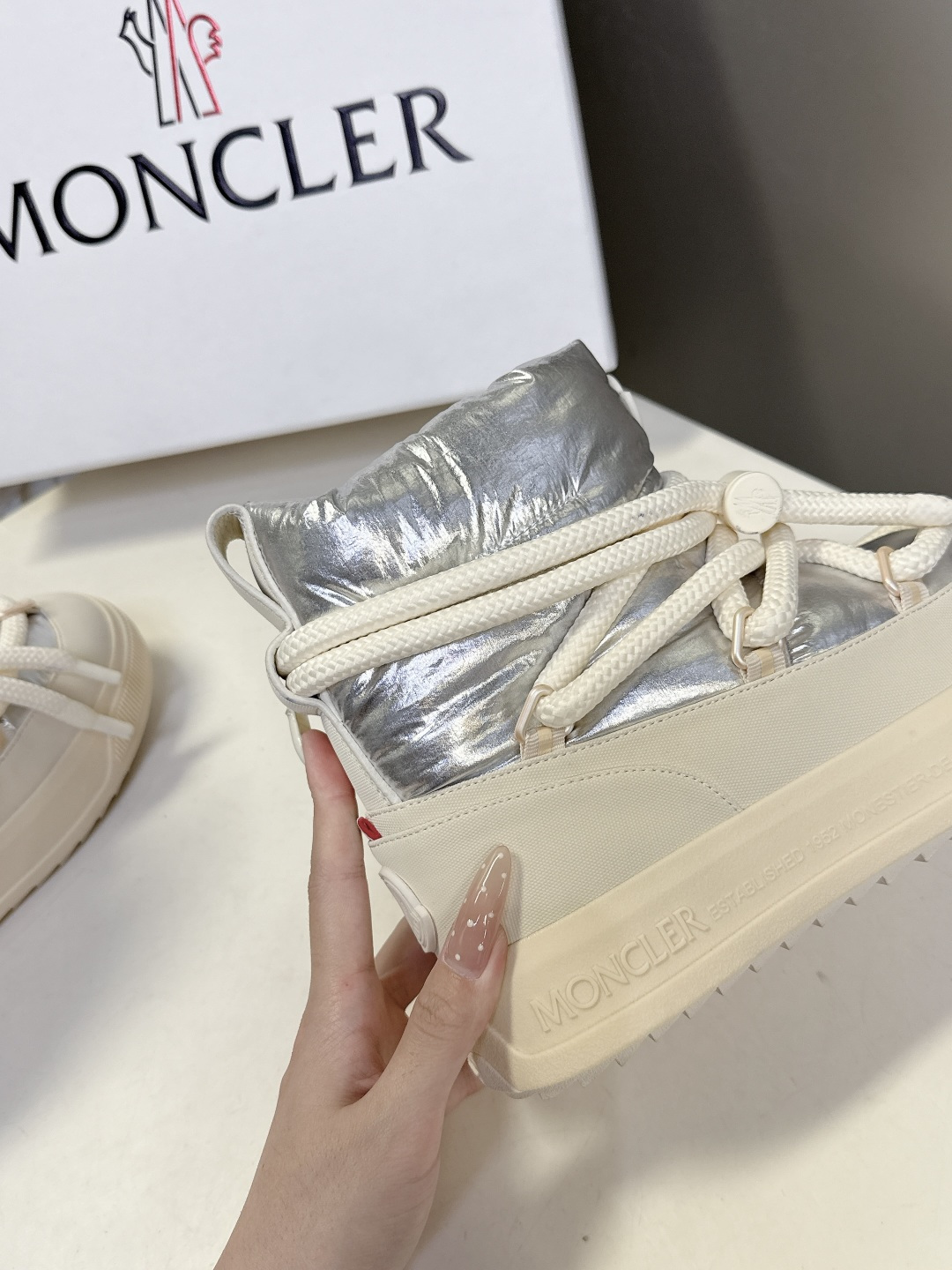 Moncler蒙口2025秋冬最新款雪地靴 奢华与功能的完美融合 行走的羽绒服:防水尼龙+加绒内里，-1