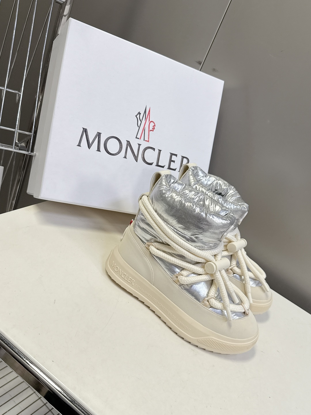 Moncler蒙口2025秋冬最新款雪地靴 奢华与功能的完美融合 行走的羽绒服:防水尼龙+加绒内里，-1
