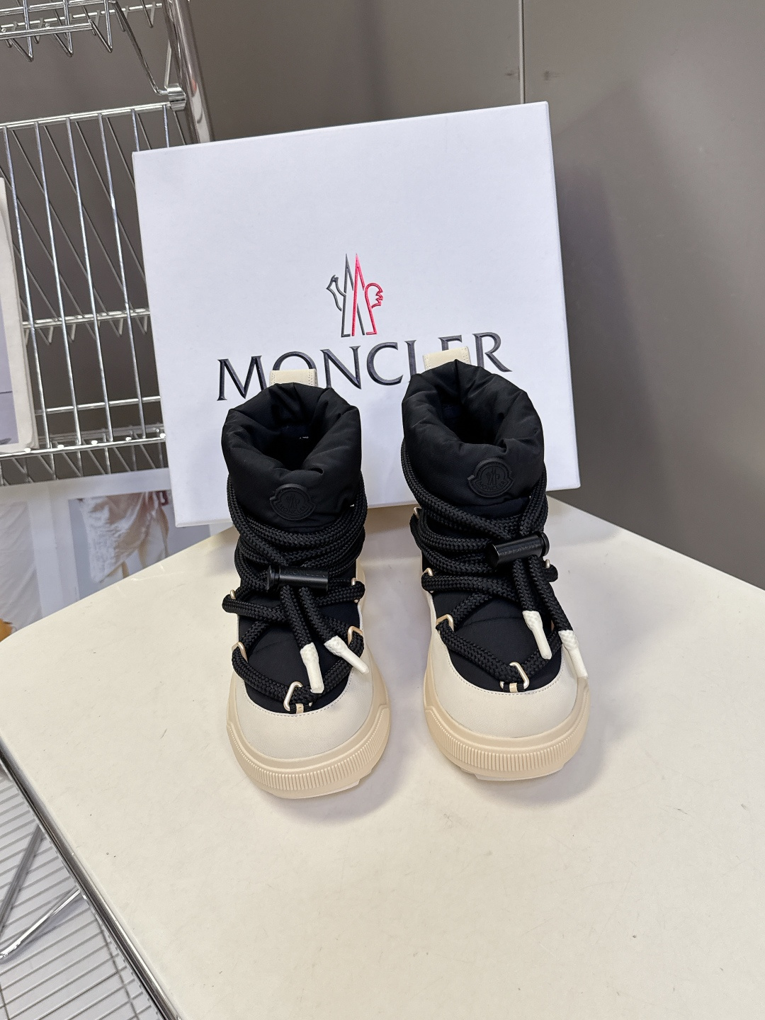 NO:561820,Moncler's latest snow boots for autumn and winter 2025. The perfect fusion of luxury and functionality. Walking down jacket: waterproof nylon + velvet lining, can walk in the snow even at -10℃. Industrial style aesthetics: thick rope laces + contrasting colors, full of functionality. Low-key luxury: embossed logo on the heel, people who know it will understand it. Applicable scenarios: outdoor skiing in winter, hiking in the snow, daily urban wear with coats, down jackets and other winter clothing, easy to create a fashionable look.  Waterproof coated ski cloth with wool flannel lining Wear-resistant diamond pattern upper TPU combination anti-slip bottom Original molded hardware buckle code number 35-40, snow boots, Moncler, boots, down jacket19860909Moncler蒙口2025秋冬最新款雪地靴 奢华与功能的完美融合 行走的羽绒服:防水尼龙+加绒内里,-10℃也能暴走雪地 工业风美学:粗绳鞋带+撞色,机能感拉满 低调奢华:后跟Logo压印,懂的人自然懂 适用场景:冬季户外滑雪、雪地徒步,城市日常搭配大衣、羽绒服等冬季服饰,轻松打造时尚造型 防水涂层滑雪布含羊毛绒布内里 耐磨钻石纹鞋帮 TPU组合防滑底原版开模五金扣码数35-40,雪地靴,Moncler,boots,down jacket,Women's Shoes