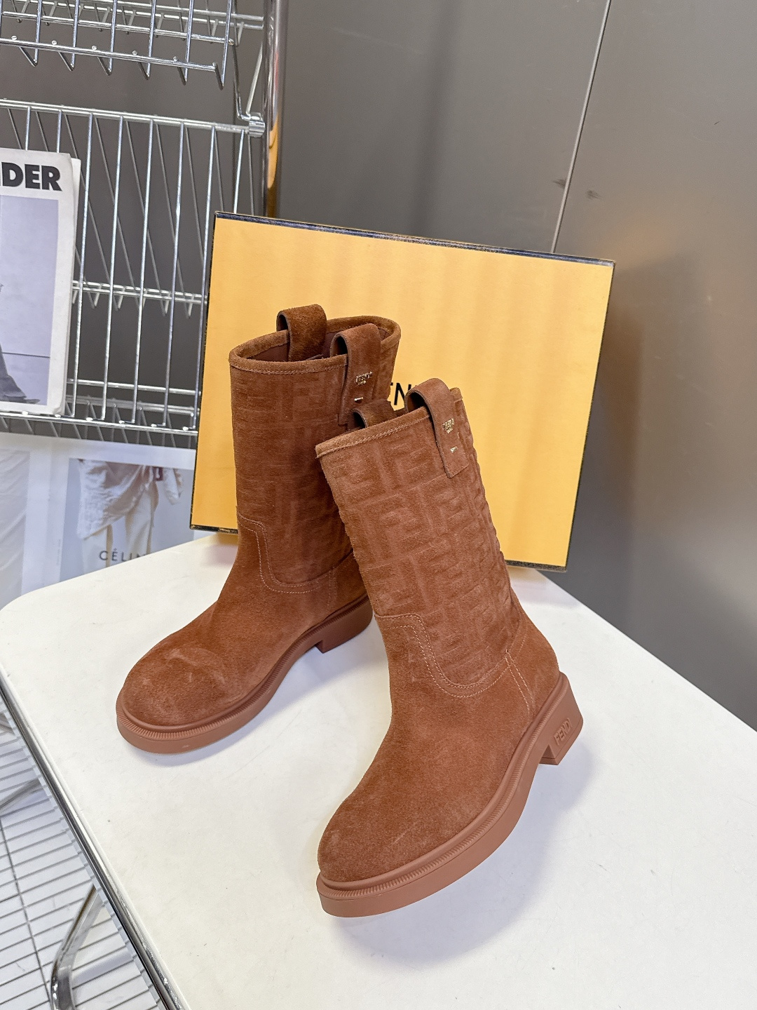 顶级版本Fendi 芬迪秋冬走秀主推系列超多明星网红种草 当季新品秀款靴子 简约的设计 极具辨识度log