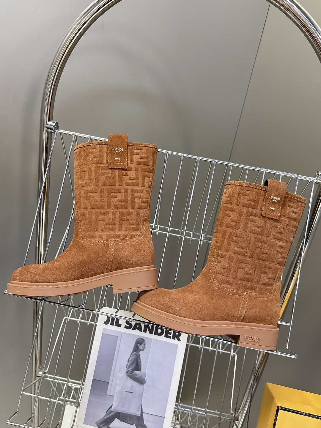 顶级版本Fendi 芬迪秋冬走秀主推系列超多明星网红种草 当季新品秀款靴子 简约的设计 极具辨识度log