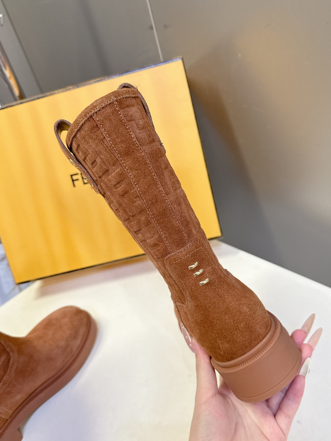 顶级版本Fendi 芬迪秋冬走秀主推系列超多明星网红种草 当季新品秀款靴子 简约的设计 极具辨识度log