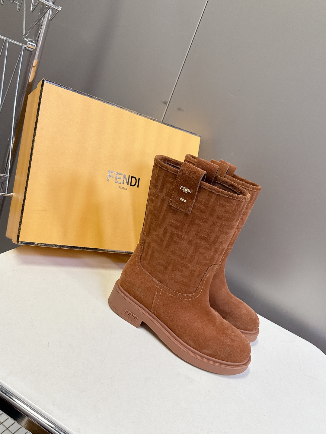 顶级版本Fendi 芬迪秋冬走秀主推系列超多明星网红种草 当季新品秀款靴子 简约的设计 极具辨识度log