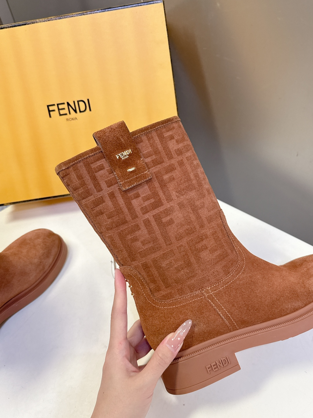顶级版本Fendi 芬迪秋冬走秀主推系列超多明星网红种草 当季新品秀款靴子 简约的设计 极具辨识度log