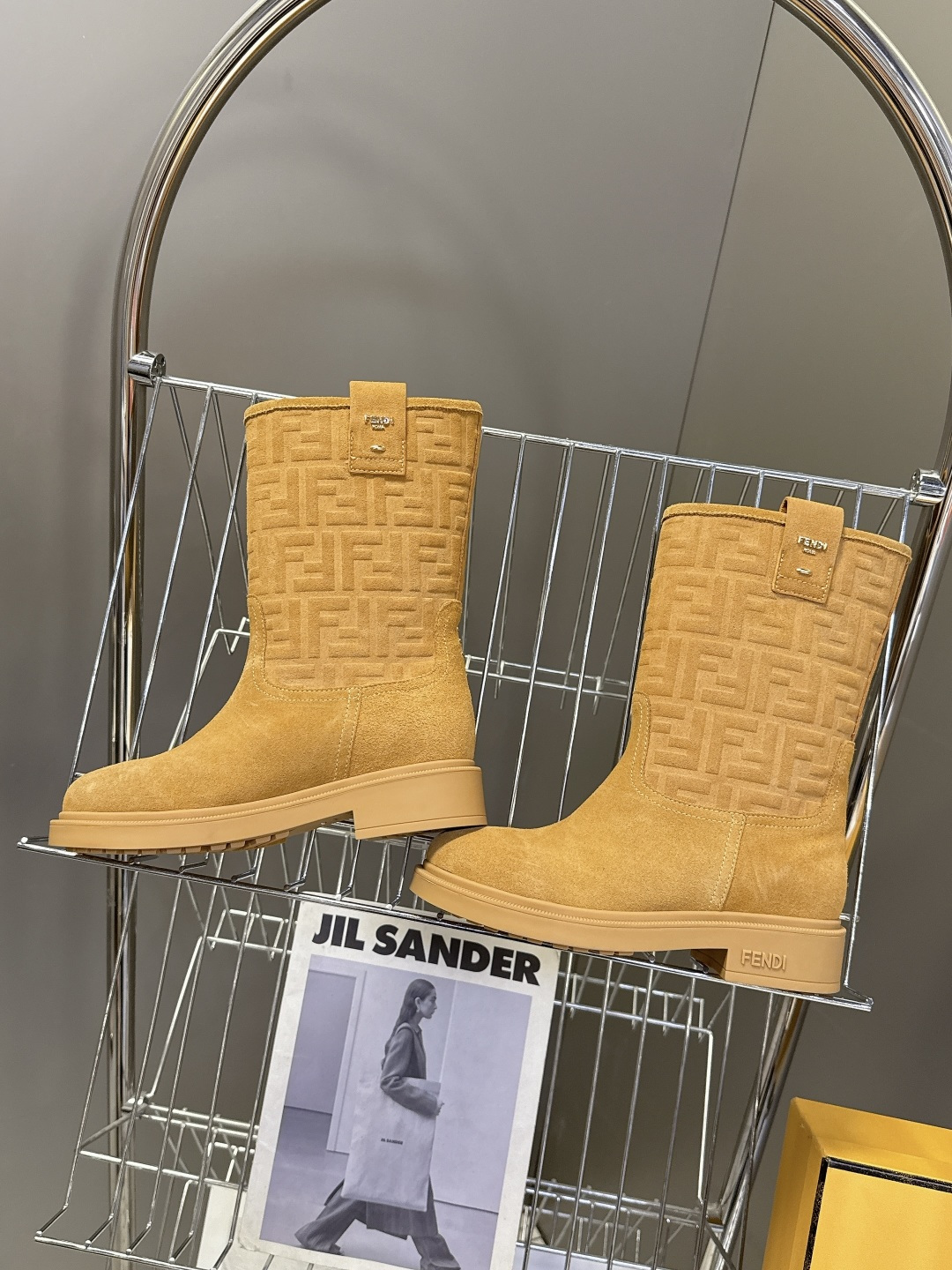 顶级版本Fendi 芬迪秋冬走秀主推系列超多明星网红种草 当季新品秀款靴子 简约的设计 极具辨识度log