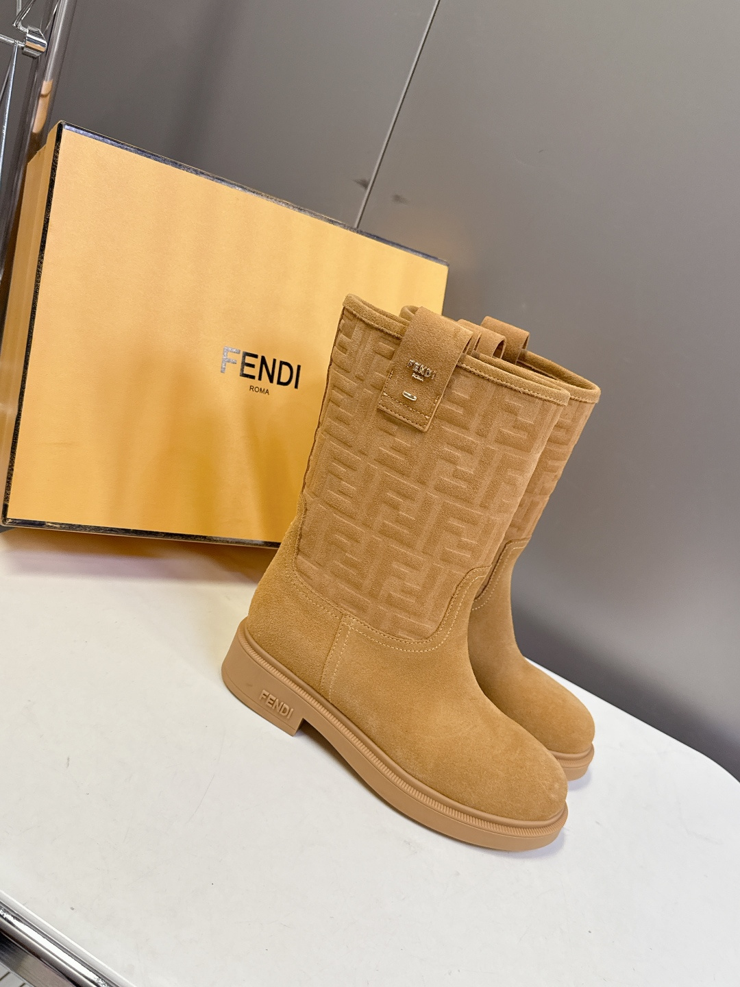 顶级版本Fendi 芬迪秋冬走秀主推系列超多明星网红种草 当季新品秀款靴子 简约的设计 极具辨识度log