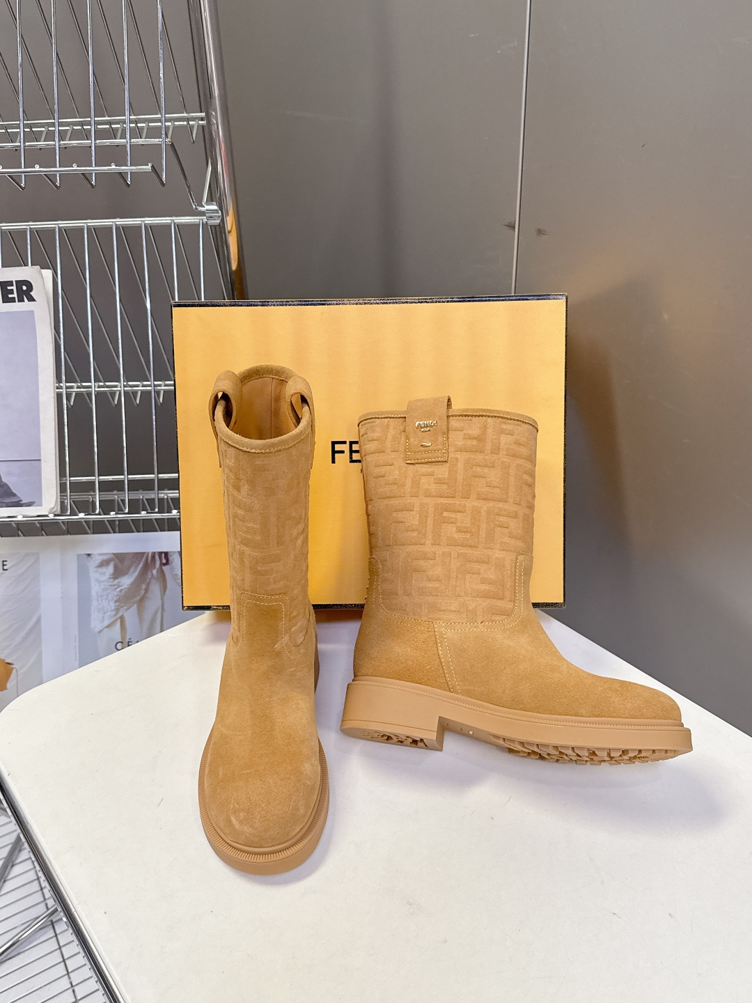 顶级版本Fendi 芬迪秋冬走秀主推系列超多明星网红种草 当季新品秀款靴子 简约的设计 极具辨识度log