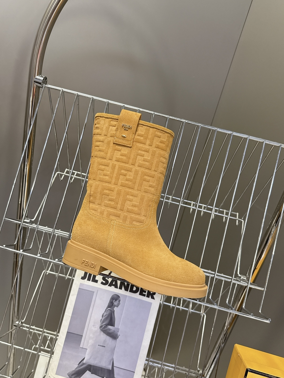 顶级版本Fendi 芬迪秋冬走秀主推系列超多明星网红种草 当季新品秀款靴子 简约的设计 极具辨识度log