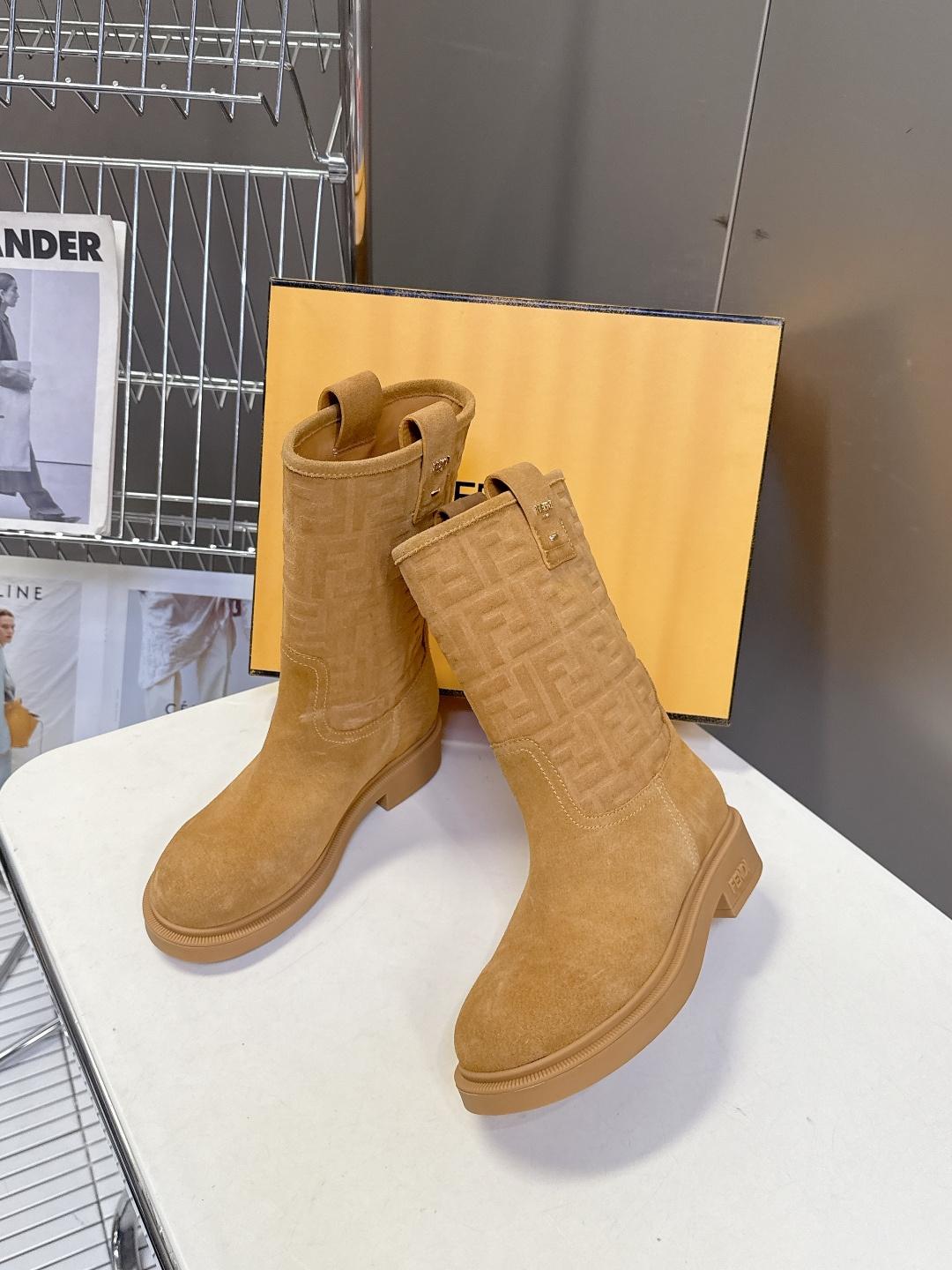 顶级版本Fendi 芬迪秋冬走秀主推系列超多明星网红种草 当季新品秀款靴子 简约的设计 极具辨识度log