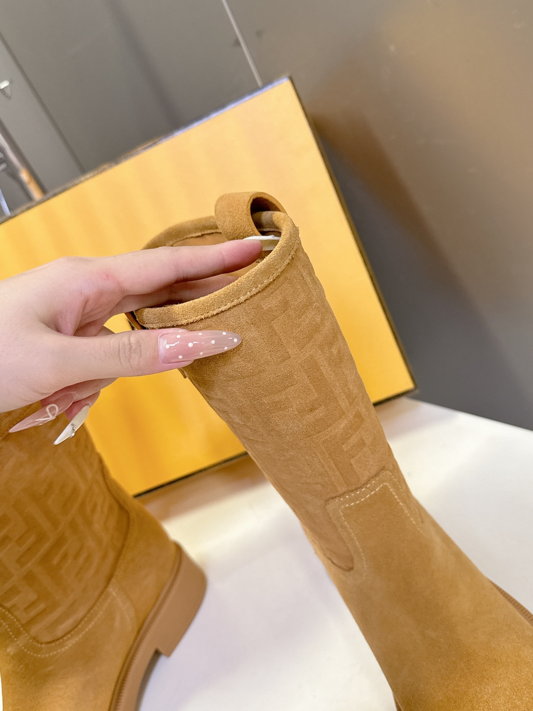 顶级版本Fendi 芬迪秋冬走秀主推系列超多明星网红种草 当季新品秀款靴子 简约的设计 极具辨识度log