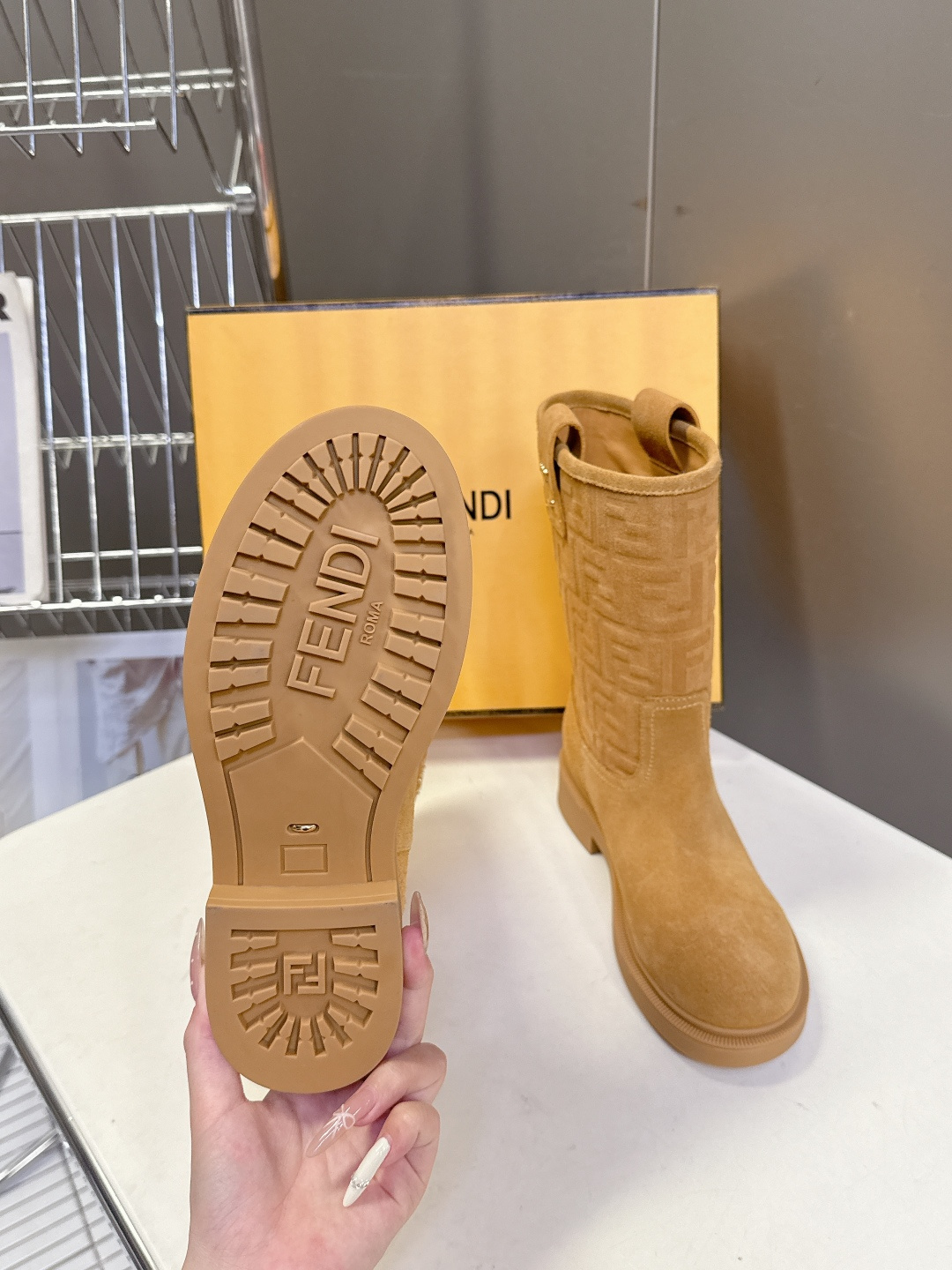 顶级版本Fendi 芬迪秋冬走秀主推系列超多明星网红种草 当季新品秀款靴子 简约的设计 极具辨识度log