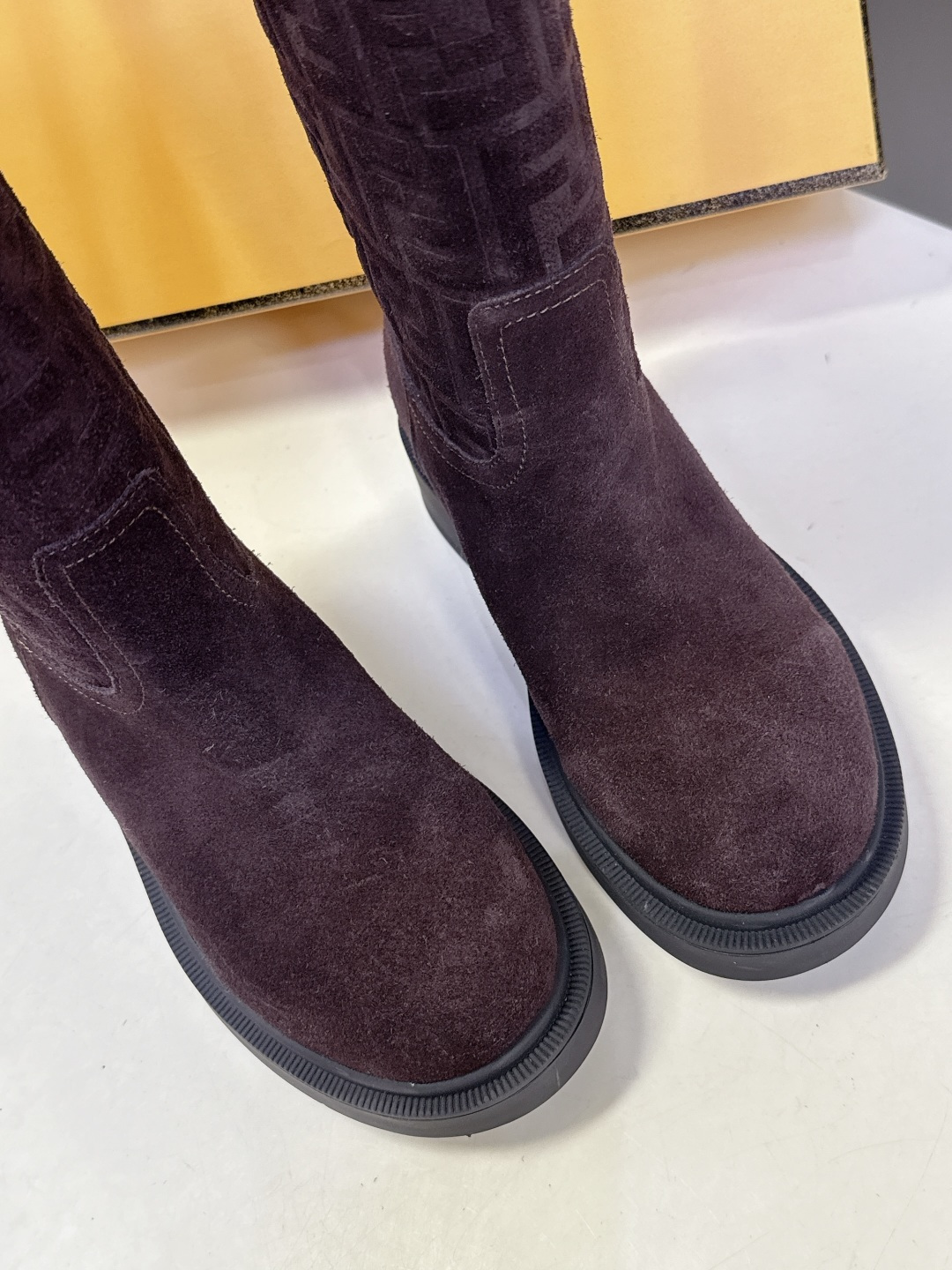 顶级版本Fendi 芬迪秋冬走秀主推系列超多明星网红种草 当季新品秀款靴子 简约的设计 极具辨识度log