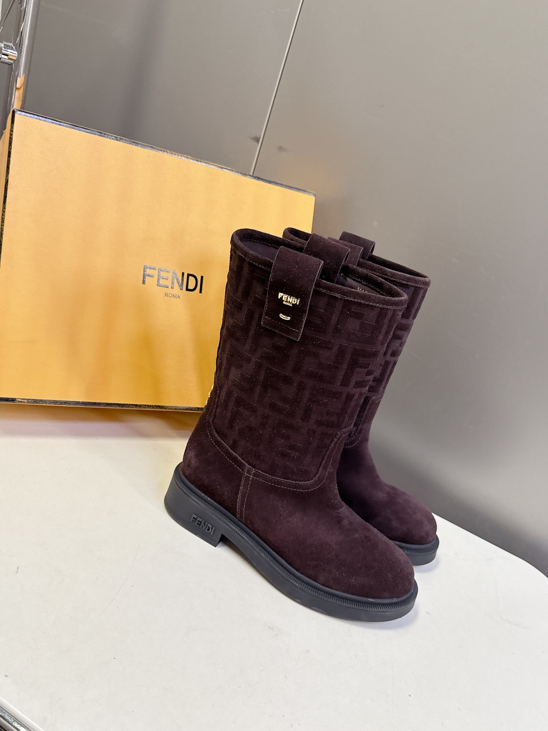 顶级版本Fendi 芬迪秋冬走秀主推系列超多明星网红种草 当季新品秀款靴子 简约的设计 极具辨识度log