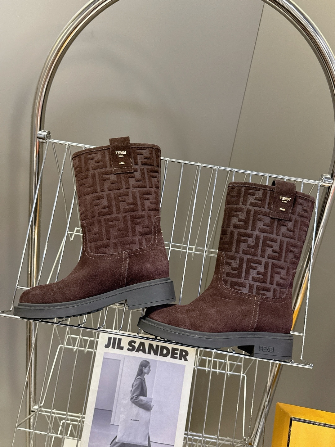 顶级版本Fendi 芬迪秋冬走秀主推系列超多明星网红种草 当季新品秀款靴子 简约的设计 极具辨识度log