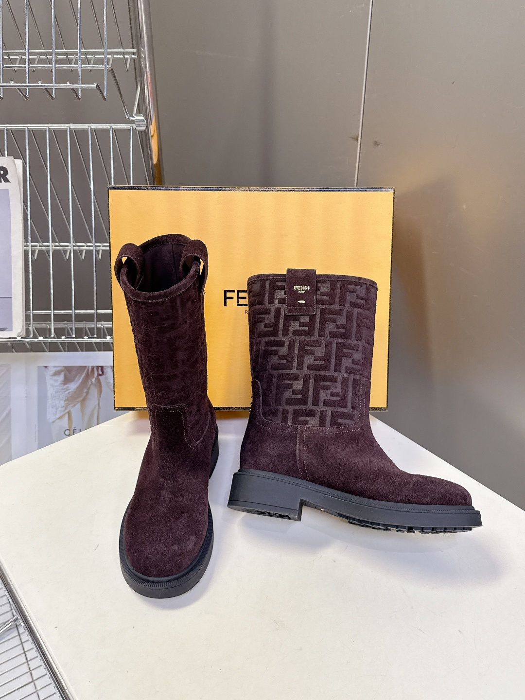 顶级版本Fendi 芬迪秋冬走秀主推系列超多明星网红种草 当季新品秀款靴子 简约的设计 极具辨识度log